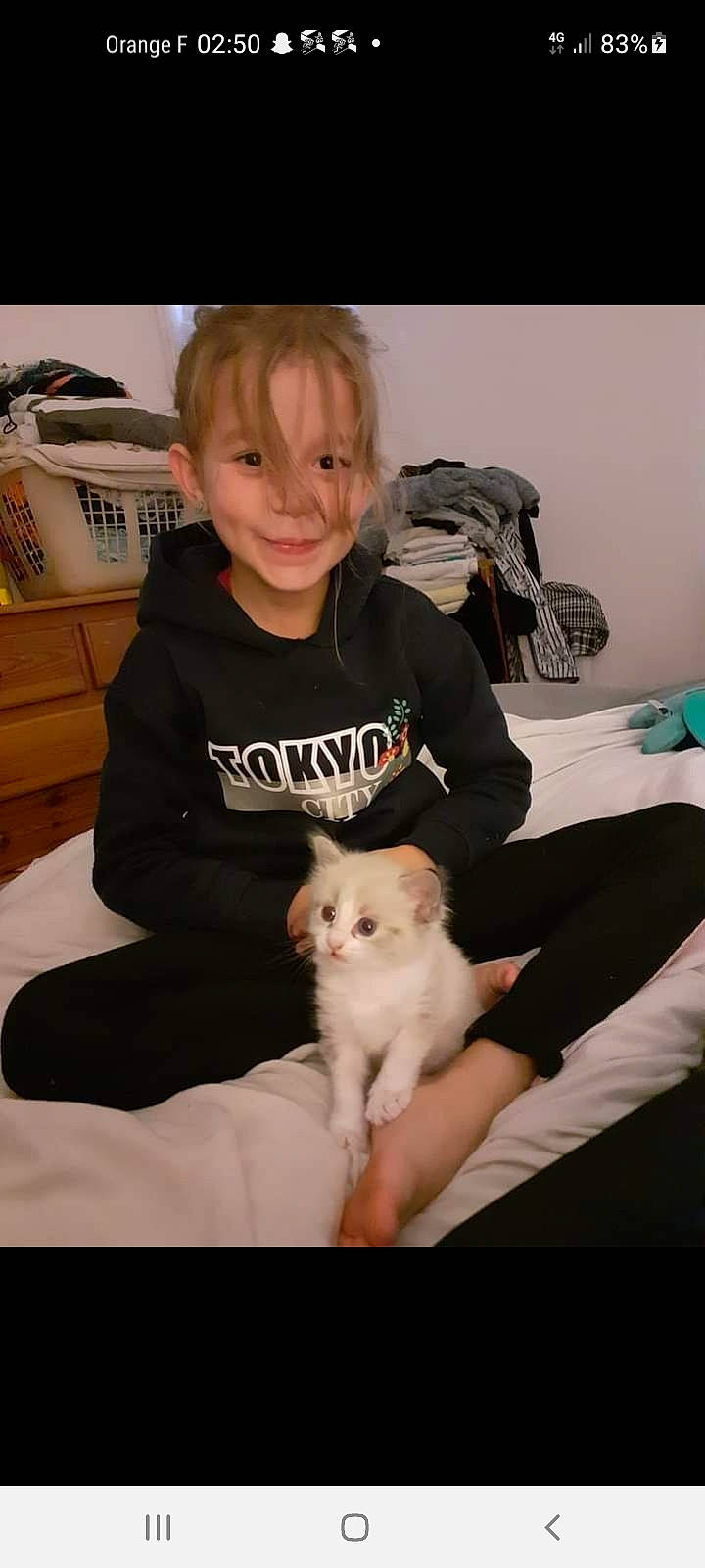 Luna a rejoint le concours — aidez-le/la à gagner de superbes lots ! carnivore, child, comfort, companion_dog, dog_breed, drawer, fawn, felidae, gesture, happy, joy, lap, luggage_and_bags, mammal, person, skin, sleeve, small_to_medium_sized_cats, smile, toddler