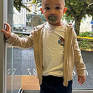 Noamm a rejoint le concours — aidez-le/la à gagner de superbes lots ! child, toddler, pacifier, hoodie, tshirt, pants, standing, glass_door, window, tree, outdoor, street, reflection, hand, face, short_hair, casual_clothing, daylight, young_child, curious