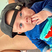 Milo participe au concours pour gagner de l'argent avec cette photo : baby, child, face, blue_eyes, hat, cap, hand, fingers, clothing, sitting, person, leg, skin, cute, portrait, indoor, child_wearing_hat, closeup, curious, infant