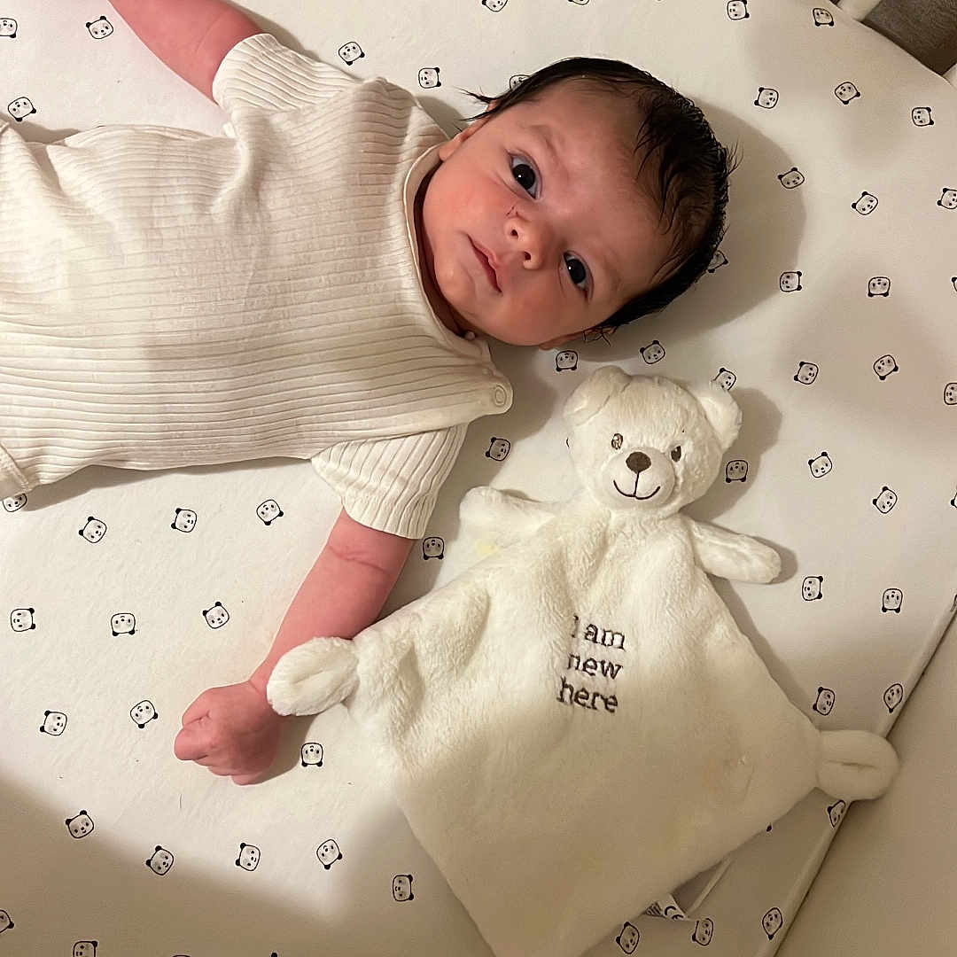 Aaron a rejoint le concours — aidez-le/la à gagner de superbes lots ! baby, baby_boy, baby_girl, bed, blanket, child, comfort, crib, cute, indoors, infant, lying_down, newborn, panda_pattern, peaceful, portrait, sleeping_area, soft_toy, teddy_bear, white_clothing