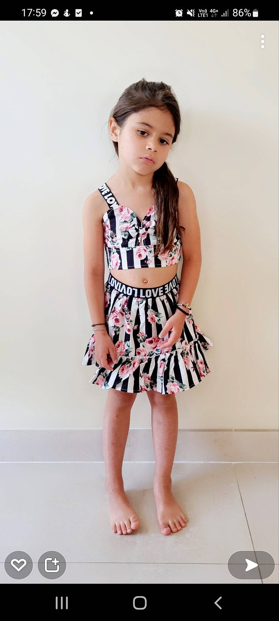 Rose a rejoint le concours — aidez-le/la à gagner de superbes lots ! collar, day_dress, dress, electric_blue, event, fashion_accessory, fashion_design, fashion_model, human_leg, leg, magenta, neck, one_piece_garment, pattern, person, plant, shoulder, skin, sleeve, thigh