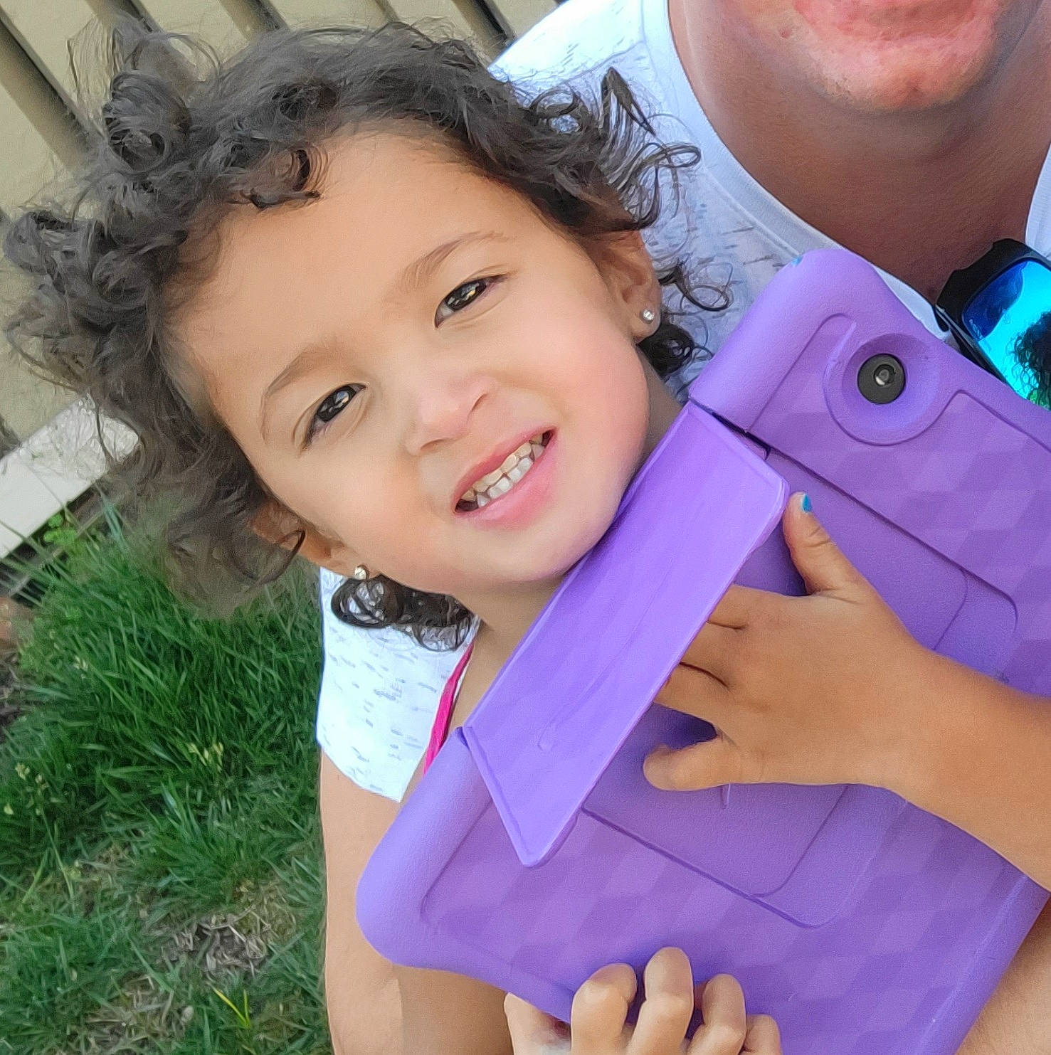 Emilia is registered to the contest to win money with this photo: arm, beauty, blond, child, electric_blue, finger, fun, gesture, hand, happy, joy, neck, people_in_nature, person, pink, plant, skin, sleeve, smile, t_shirt