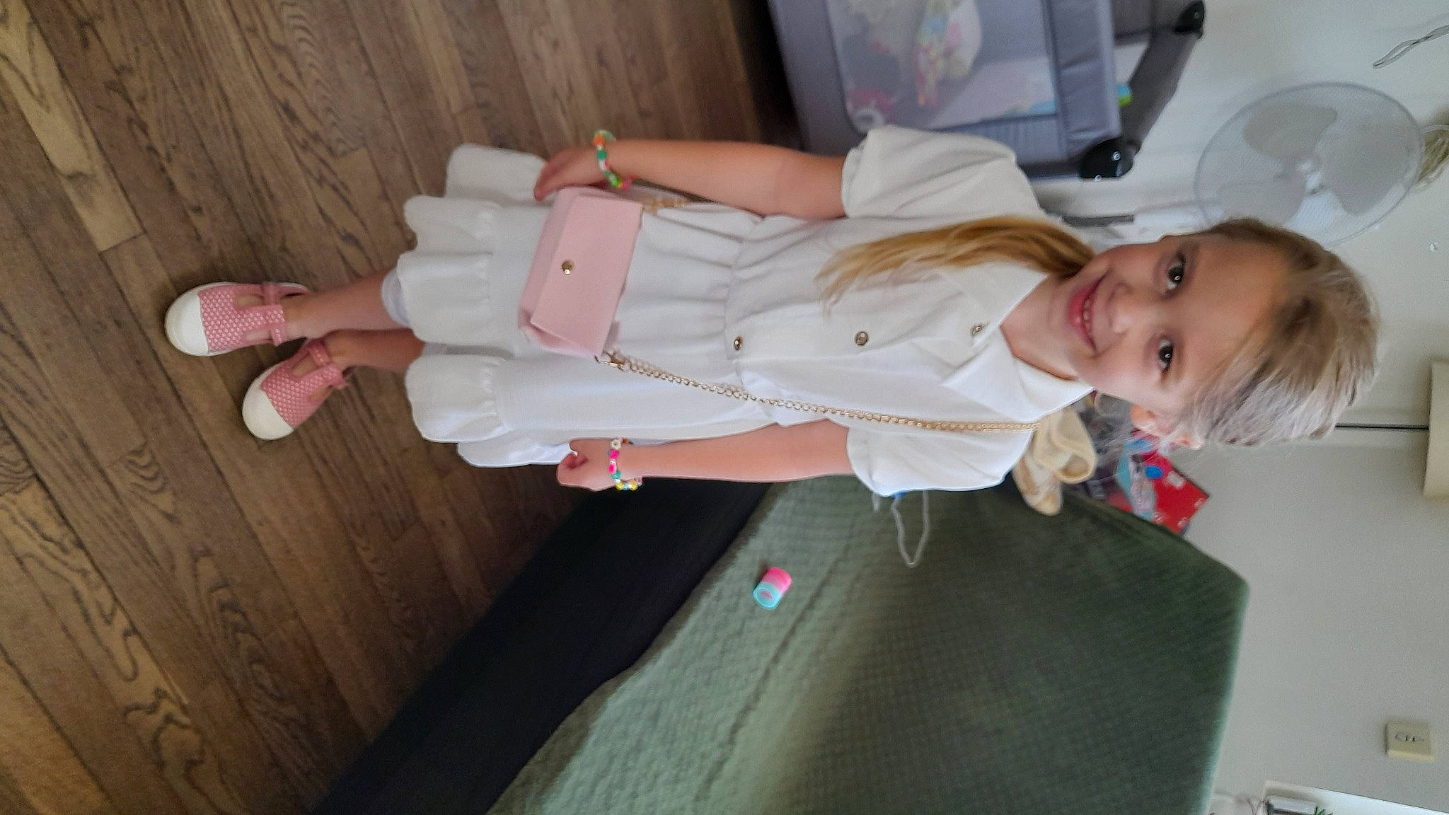 Lilou a rejoint le concours — aidez-le/la à gagner de superbes lots ! baby, baby_toddler_clothing, child, comfort, flooring, fun, hardwood, human_leg, joy, person, sitting, sleeve, smile, thigh, thumb, toddler, wood, wrist