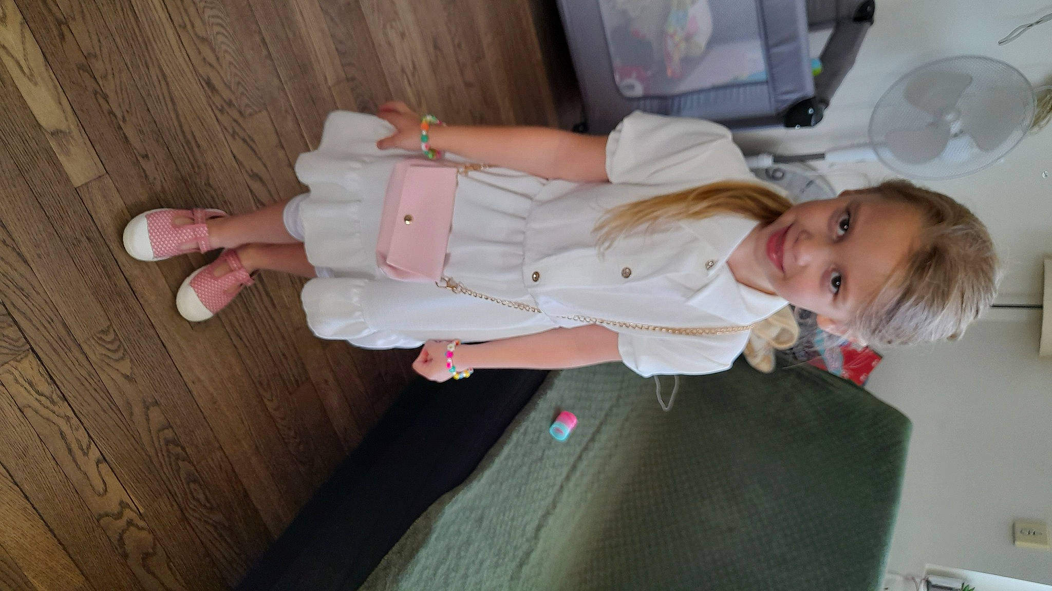 Lilou participe au concours pour gagner de l'argent avec cette photo : baby, baby_toddler_clothing, child, comfort, flooring, fun, hardwood, hat, human_leg, joy, lap, person, room, sitting, smile, thigh, thumb, toddler, wood, wrist