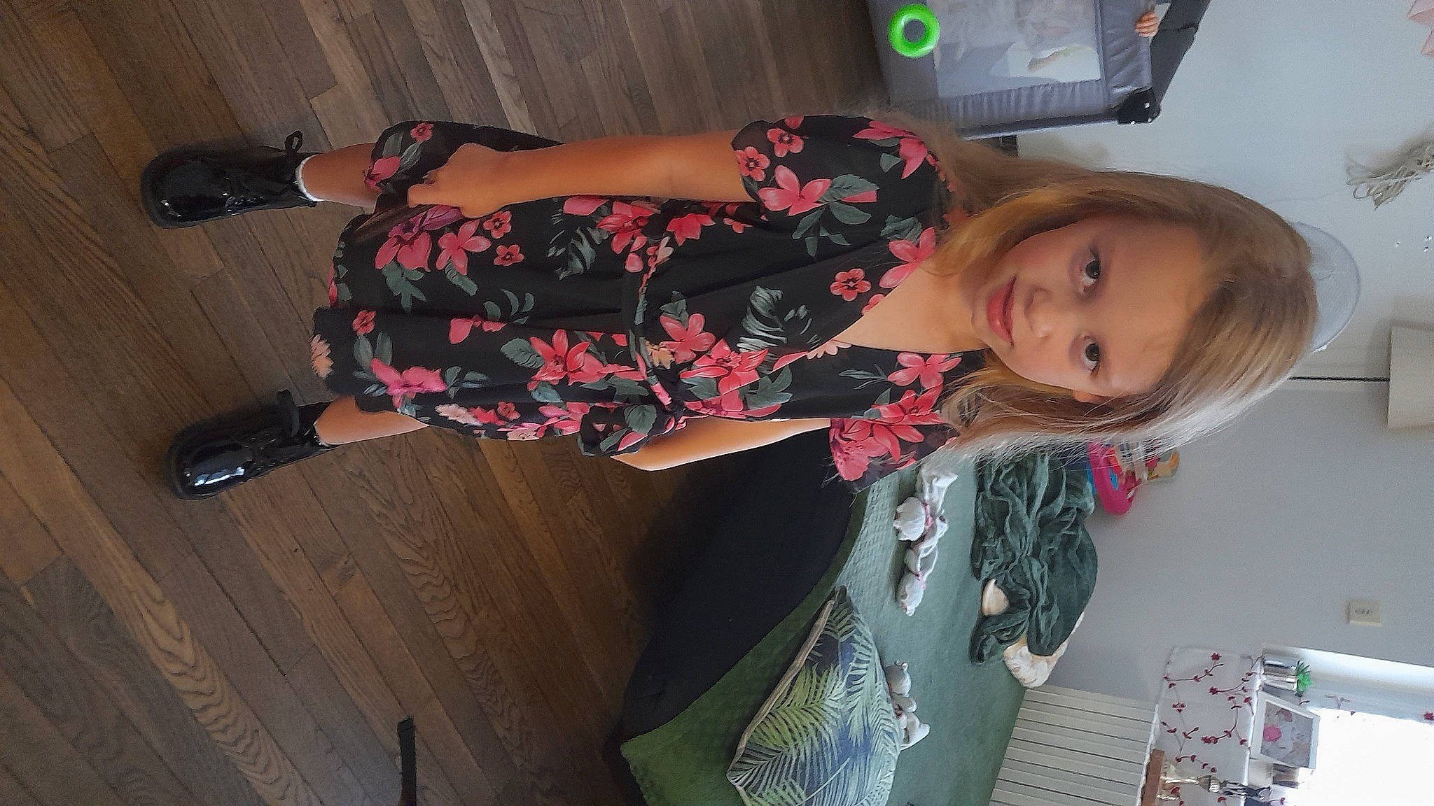 Lilou a rejoint le concours — aidez-le/la à gagner de superbes lots ! child, fashion_design, fun, happy, hardwood, human_leg, joy, knee, magenta, pattern, person, pink, room, sleeve, smile, thigh, toddler, trunk, wood