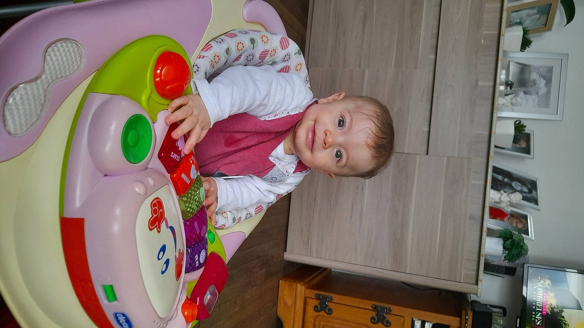 Léonie participe au concours pour gagner de l'argent avec cette photo : baby, baby_toddler_clothing, baby_toys, blurred, child, circle, drinkware, facial_expression, fun, happy, joy, people, person, plastic, plate, play, product, room, smile, t_shirt