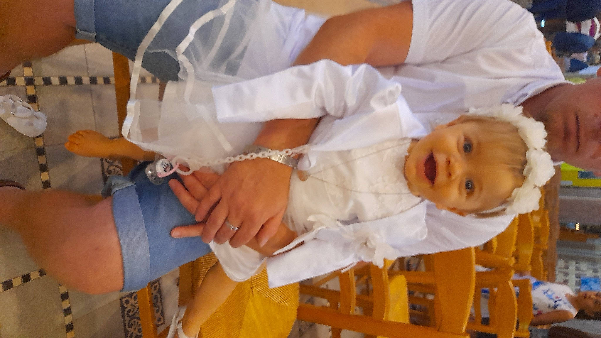 Léonie participe au concours pour gagner de l'argent avec cette photo : arm, baby, baby_toddler_clothing, bracelet, child, event, fashion_accessory, gesture, happy, holding_hands, jewellery, nail, person, smile, tie, toddler, tradition, watch, white, wrist