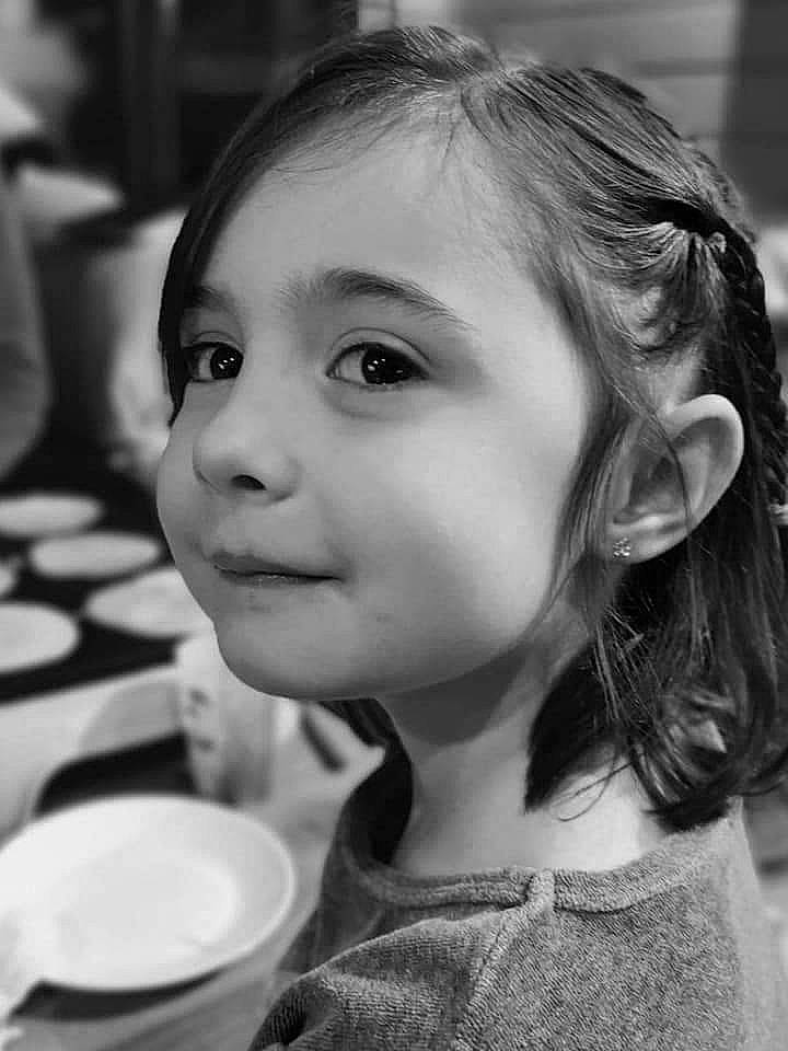 Shanna a rejoint le concours — aidez-le/la à gagner de superbes lots ! beauty, black, black_and_white, cheek, child, eyebrow, eyelash, facial_expression, flash_photography, happy, human, iris, lip, monochrome, monochrome_photography, nose, person, photograph, serveware, style