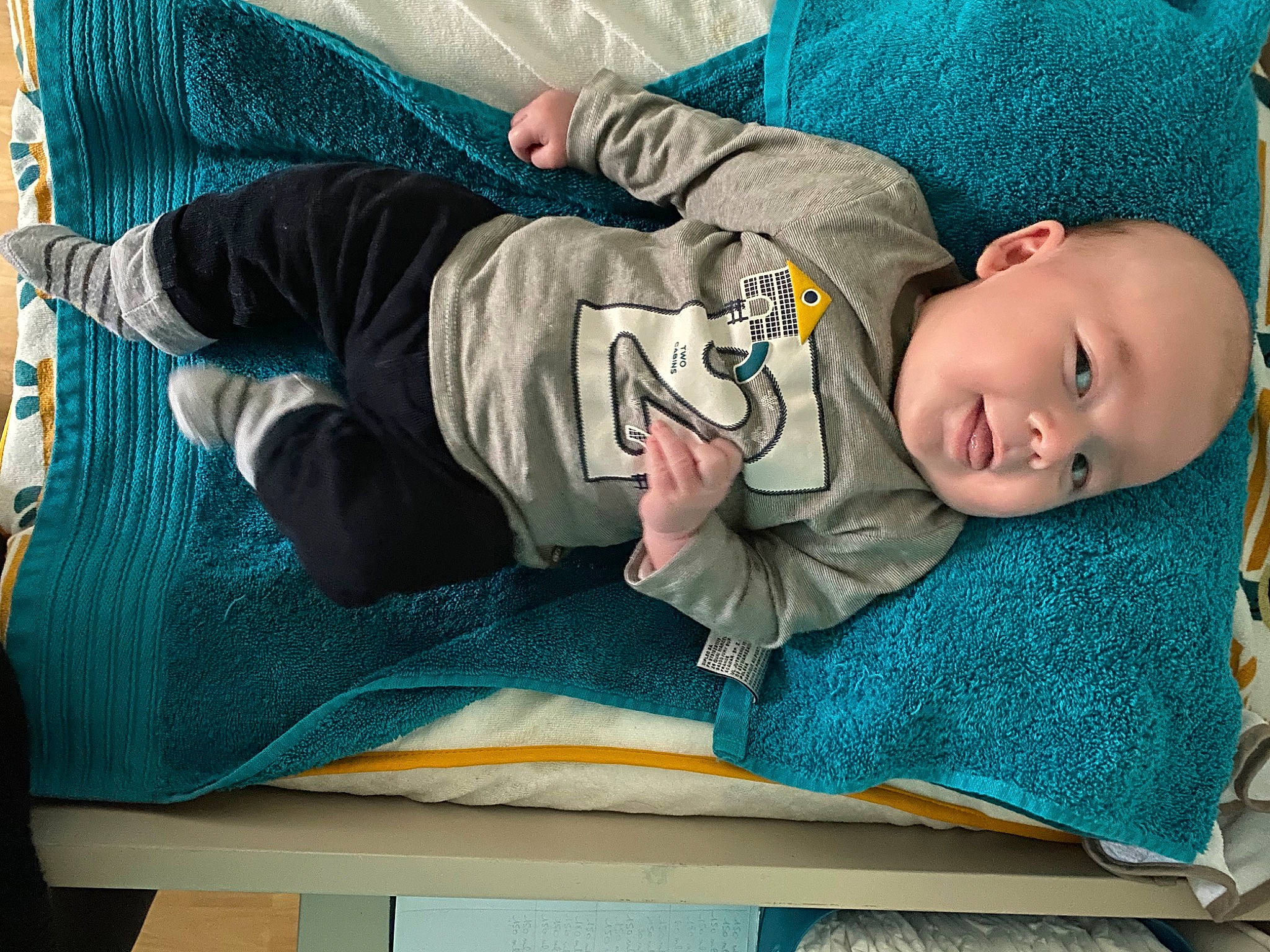 Malo participe au concours pour gagner de l'argent avec cette photo : baby, baby_products, baby_toddler_clothing, bedtime, blue, child, comfort, grass, green, grey, linens, nap, pattern, person, room, sitting, sleep, sleeve, t_shirt, textile