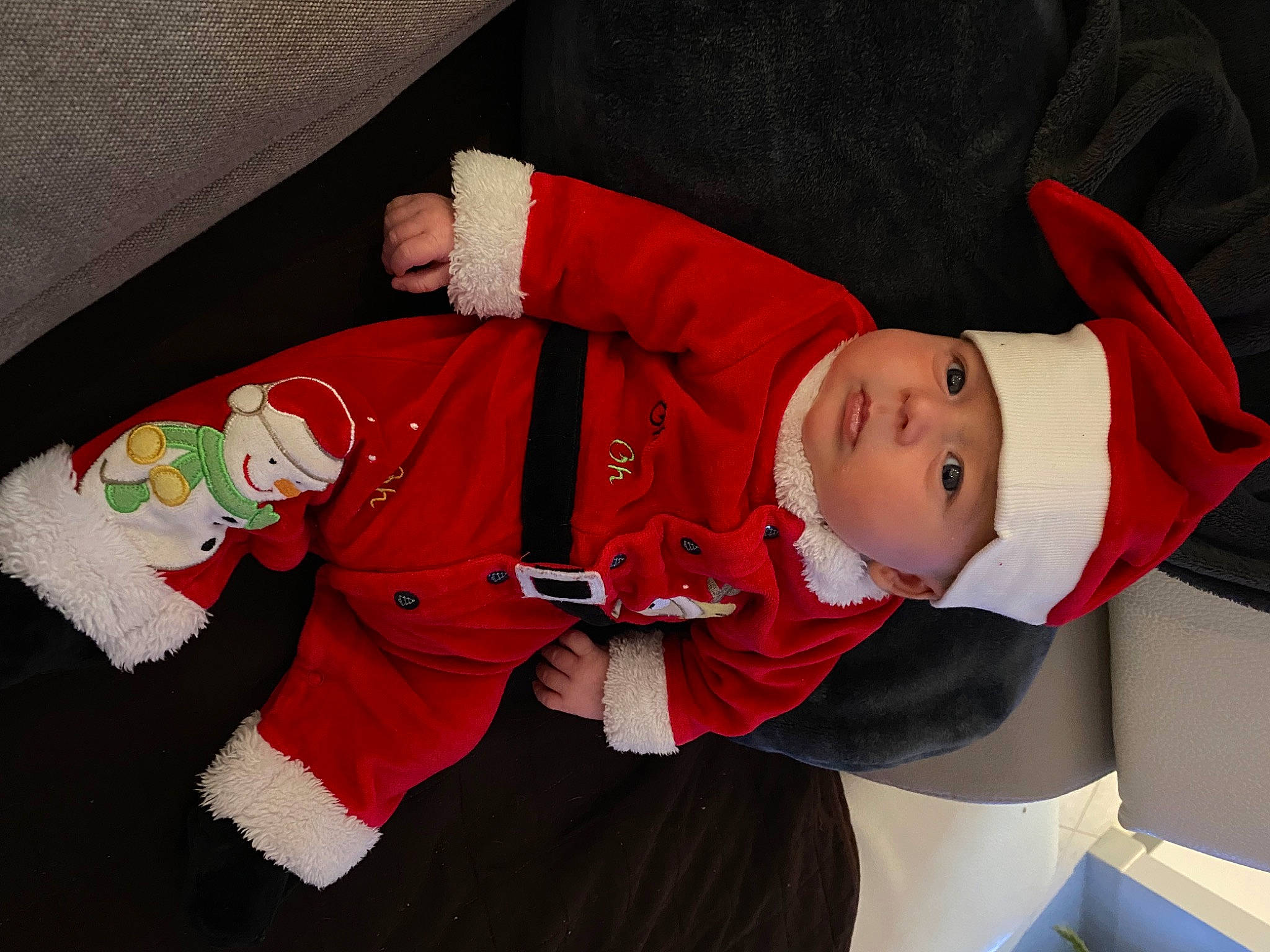 Malo a rejoint le concours — aidez-le/la à gagner de superbes lots ! baby, baby_toddler_clothing, baseball_cap, cap, carmine, child, christmas, christmas_eve, comfort, costume, costume_hat, event, fictional_character, hat, headwear, holiday, person, santa_claus, sleeve, sock