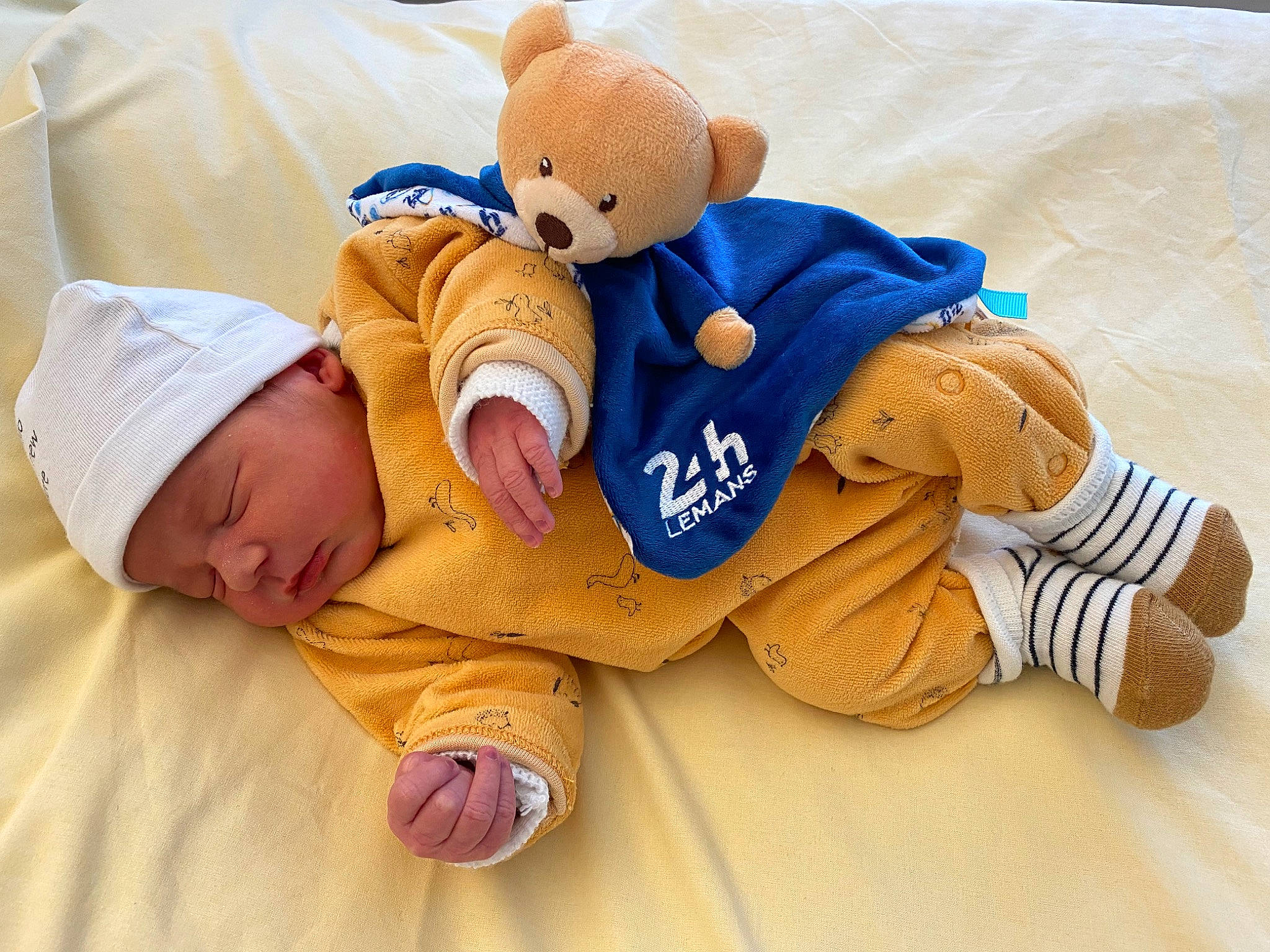 Malo participe au concours pour gagner de l'argent avec cette photo : baby, baby_products, baby_safety, baby_sleeping, baby_toddler_clothing, bedding, bedtime, child, comfort, foot, headgear, headwear, linens, nap, orange, person, room, sleep, stuffed_toy, thumb