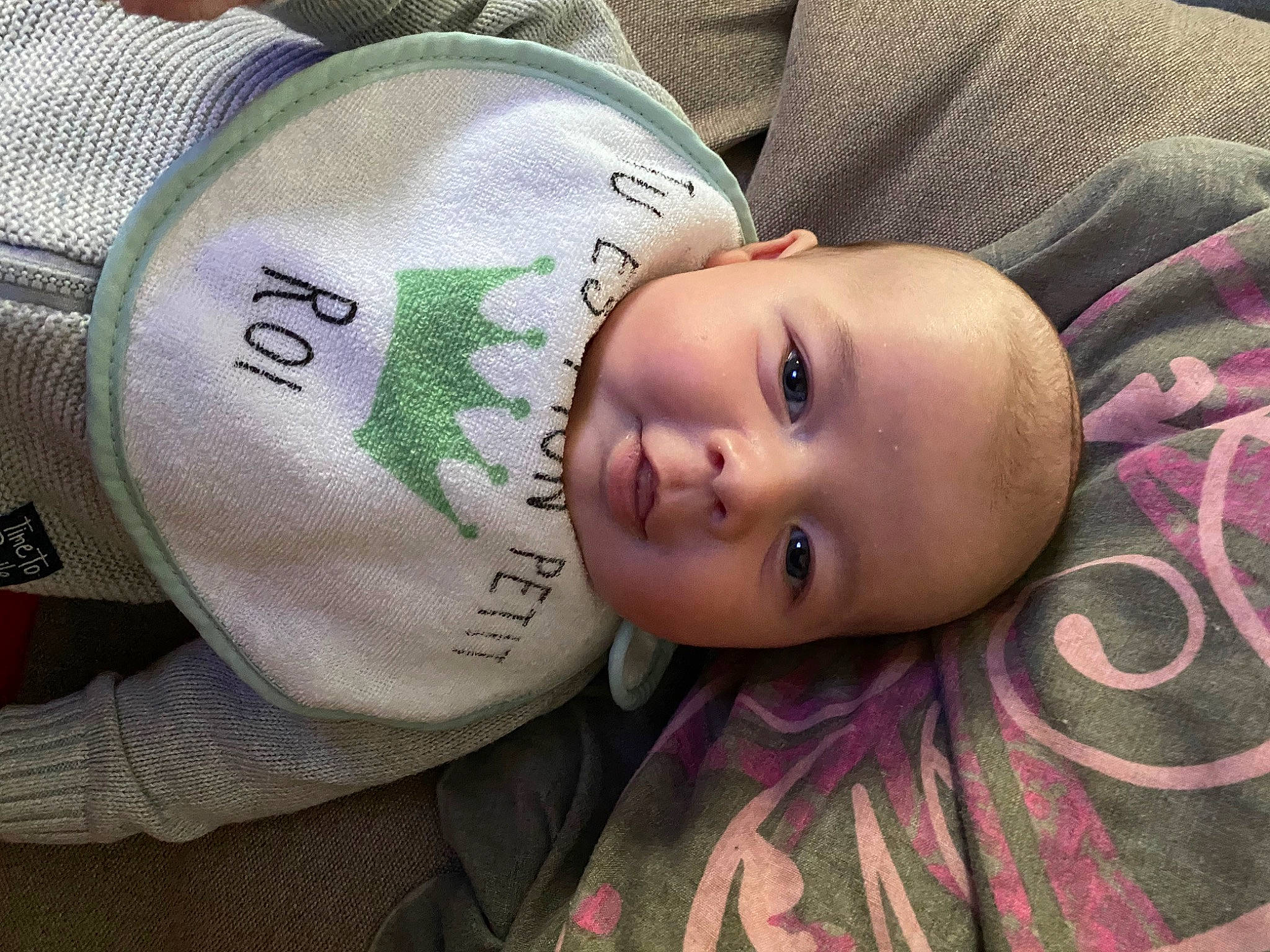 Malo participe au concours pour gagner de l'argent avec cette photo : baby, baby_carriage, baby_products, baby_toddler_clothing, cheek, comfort, dress, eye, face, grass, headgear, human_body, person, product, skin, sleeve, smile, textile, toddler, tree