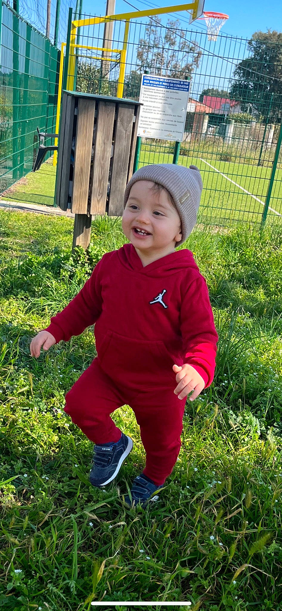 Francescu participe au concours pour gagner de l'argent avec cette photo : baby, baby_toddler_clothing, eye, face, fence, fun, garden, grass, grass_family, green, happy, headwear, joy, lawn, leaf, leisure, people_in_nature, person, plant, recreation