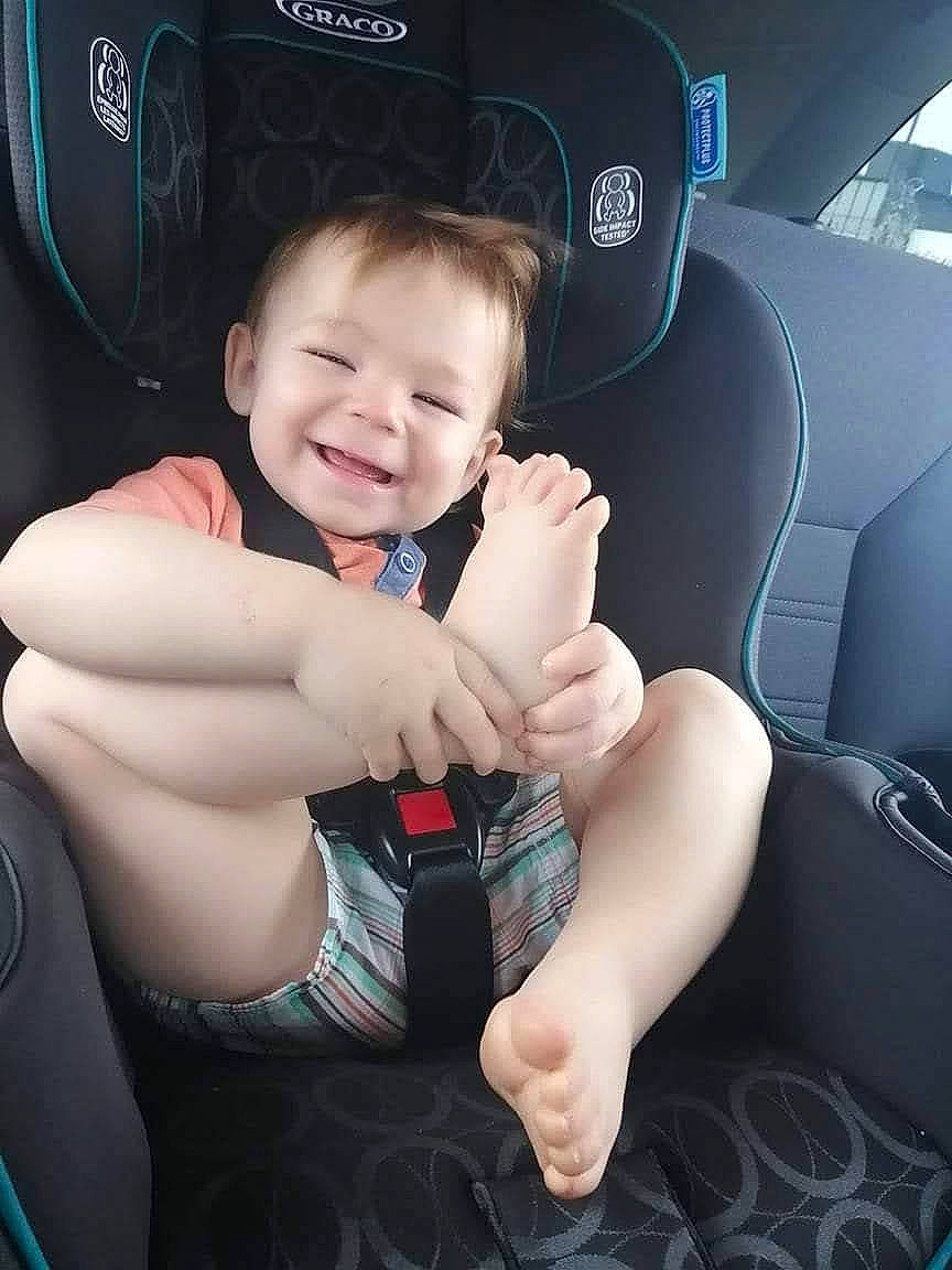 Kalahan a rejoint le concours — aidez-le/la à gagner de superbes lots ! arm, automotive_design, automotive_exterior, car, car_seat, car_seat_cover, comfort, finger, flash_photography, gesture, happy, human_body, joy, motor_vehicle, person, skin, smile, steering_part, steering_wheel, thumb