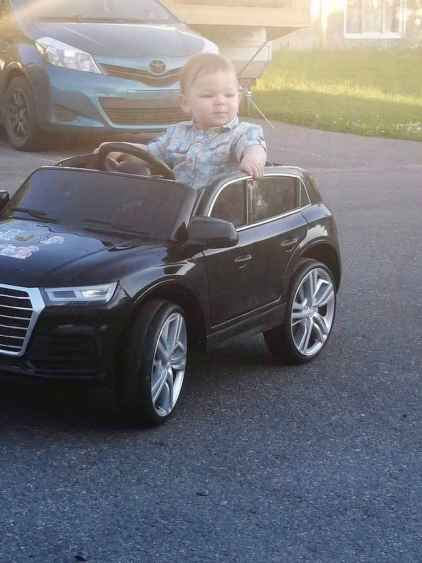 Kalahan participe au concours pour gagner de l'argent avec cette photo : alloy_wheel, automotive_design, automotive_exterior, automotive_lighting, automotive_tire, bumper, car, grille, hood, land_vehicle, light, motor_vehicle, person, photograph, rim, tire, vehicle, vehicle_door, vehicle_registration_plate, wheel