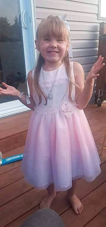 Ophélia a rejoint le concours — aidez-le/la à gagner de superbes lots ! baby_toddler_clothing, day_dress, dress, finger, fun, gesture, hair, hand, happy, iris, joint, joy, neck, person, pink, shoulder, skin, sleeve, smile, standing