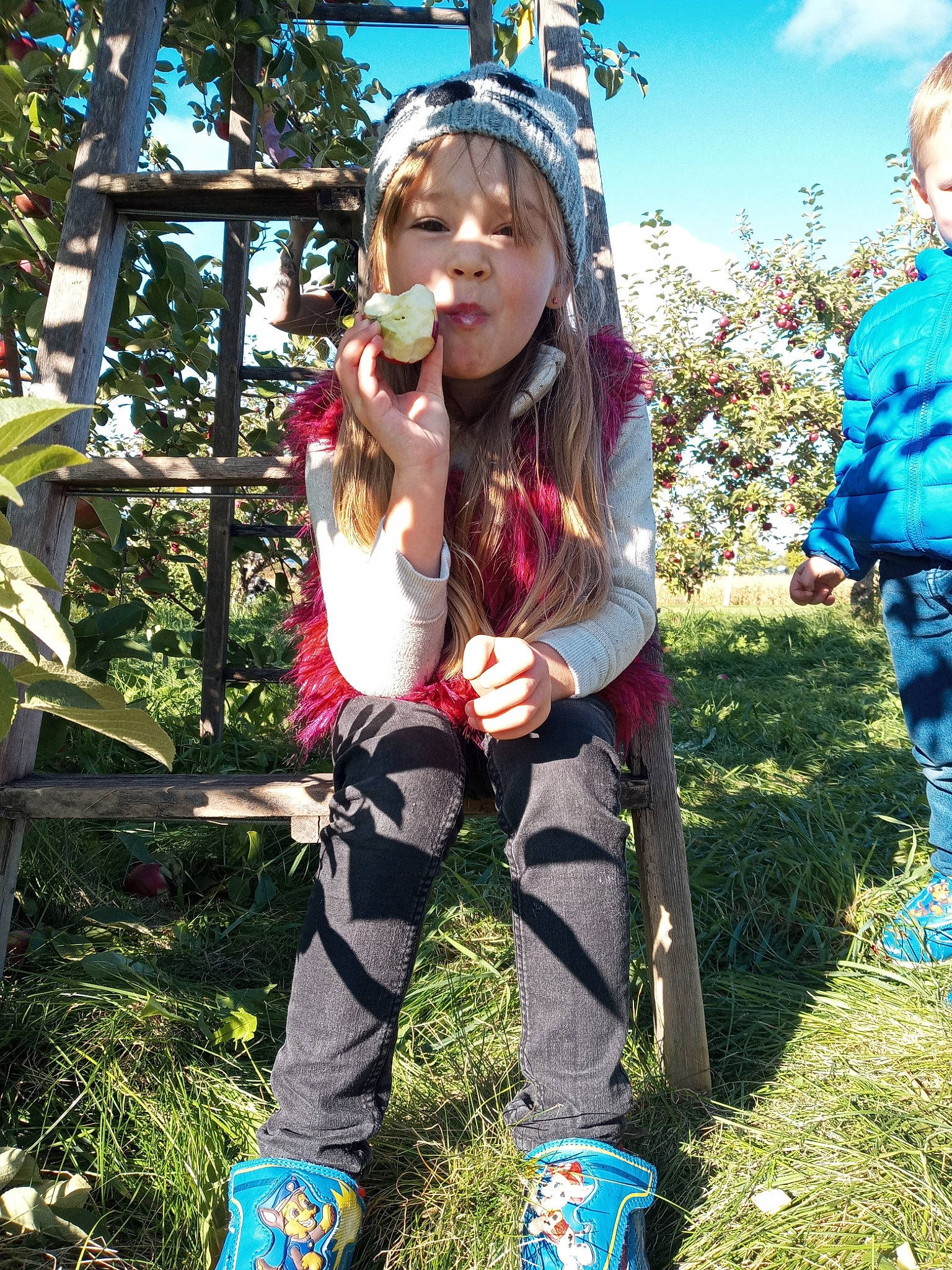 Ophélia participe au concours pour gagner de l'argent avec cette photo : blue, brown_hair, electric_blue, face, fun, grass, happy, headpiece, jewellery, leisure, long_hair, people_in_nature, person, recreation, shoe, sky, sneakers, spring, street_fashion, summer