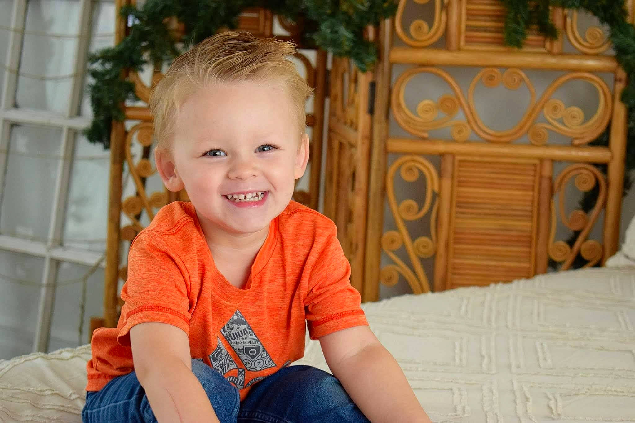 Charles-hugo participe au concours pour gagner de l'argent avec cette photo : baby, baby_toddler_clothing, blond, chair, child, clothing, eye, face, fun, happy, head, iris, jeans, joy, leisure, person, skin, smile, t_shirt, toddler