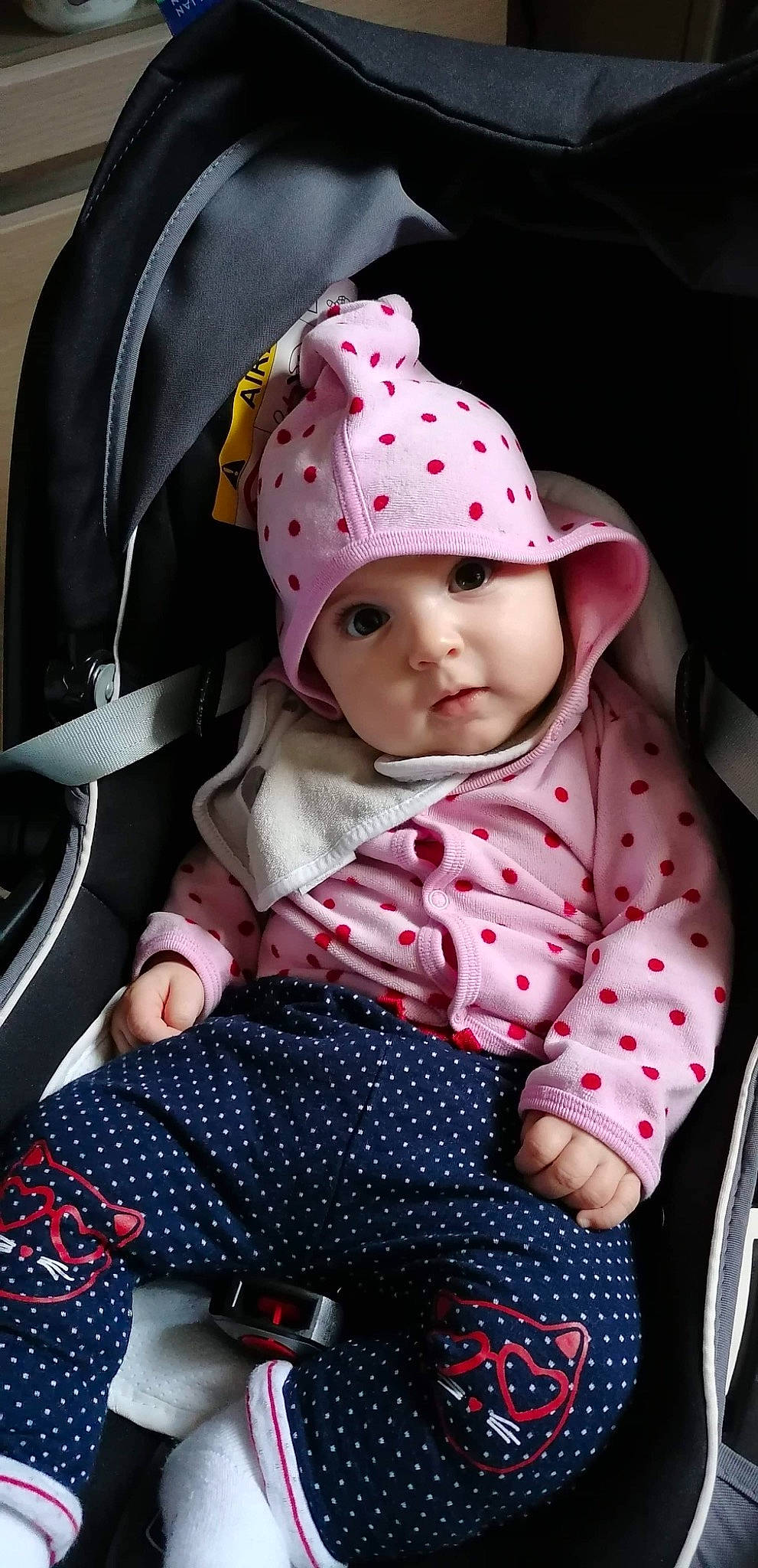 Chloé a rejoint le concours — aidez-le/la à gagner de superbes lots ! baby, baby_carriage, baby_products, car_seat, child, design, doll, headgear, headwear, pattern, person, pink, polka_dot, product, toddler