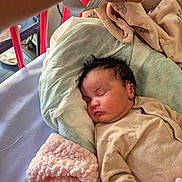 Zoé participe au concours pour gagner de l'argent avec cette photo : baby, newborn, sleeping, blanket, bed, hospital, hand, wristband, soft, clothing, infant, face, peaceful, portrait, rest, comfort, indoor, person, child, cute