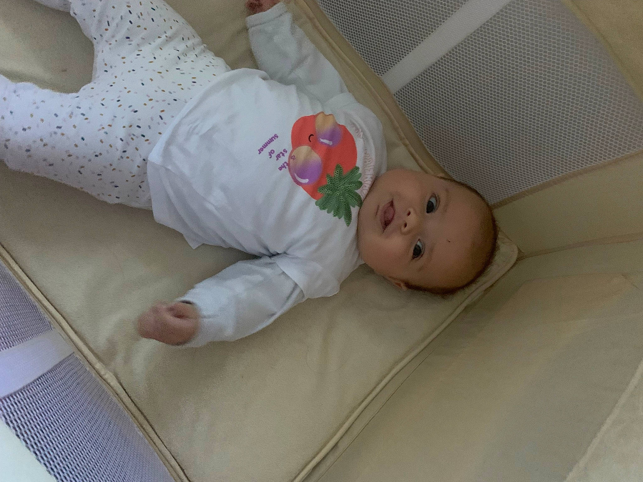 Laïa a rejoint le concours — aidez-le/la à gagner de superbes lots ! baby, baby_products, baby_safety, baby_sleeping, baby_toddler_clothing, bed, bedding, bedtime, child, comfort, flooring, infant_bed, linens, person, room, sleep, smile, textile, toddler, wood