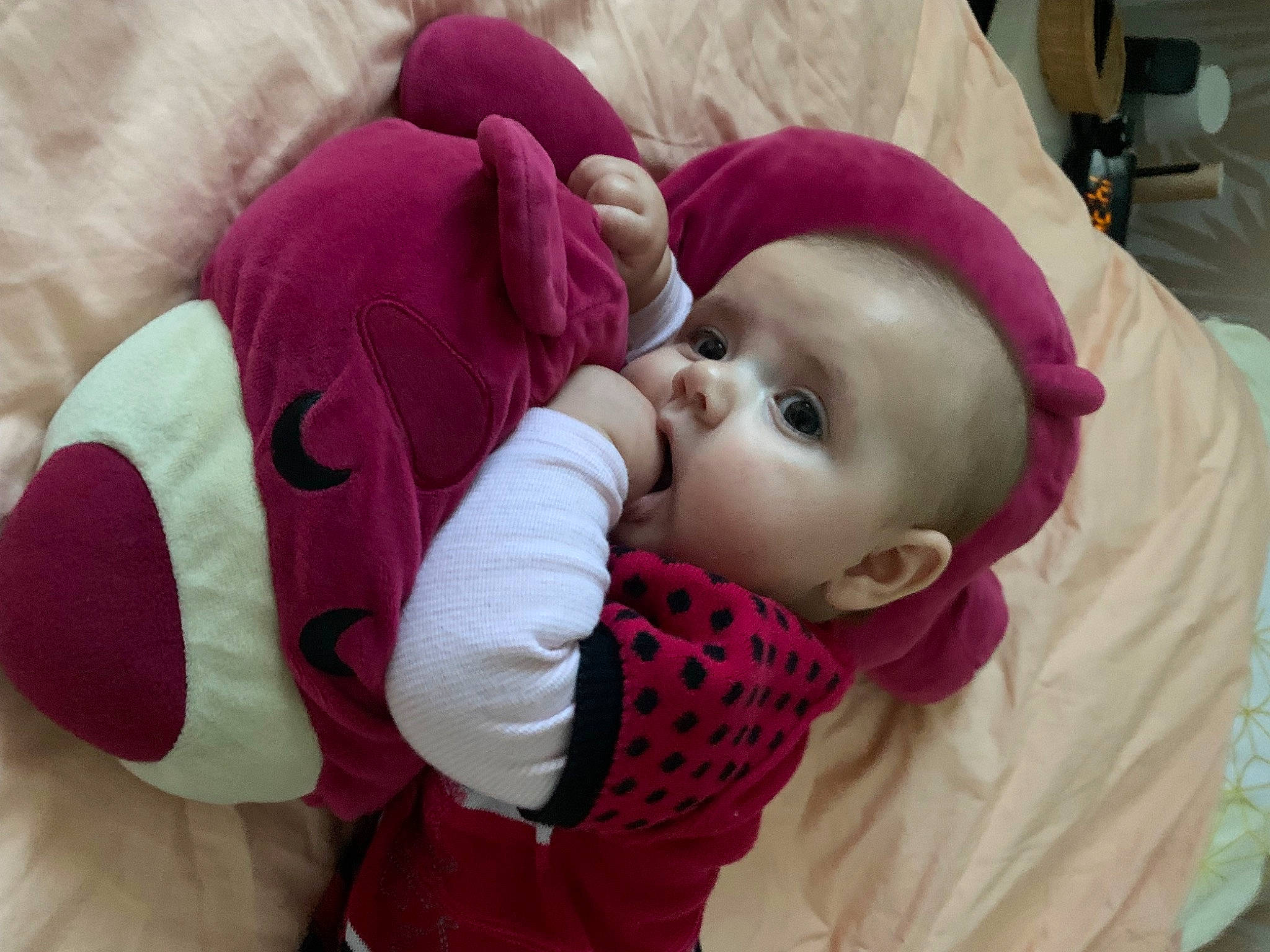 Laïa a rejoint le concours — aidez-le/la à gagner de superbes lots ! baby, baby_toddler_clothing, cheek, child, comfort, eye, eyelash, face, facial_expression, head, headgear, lip, mouth, nose, outerwear, person, pink, skin, sleeve, textile