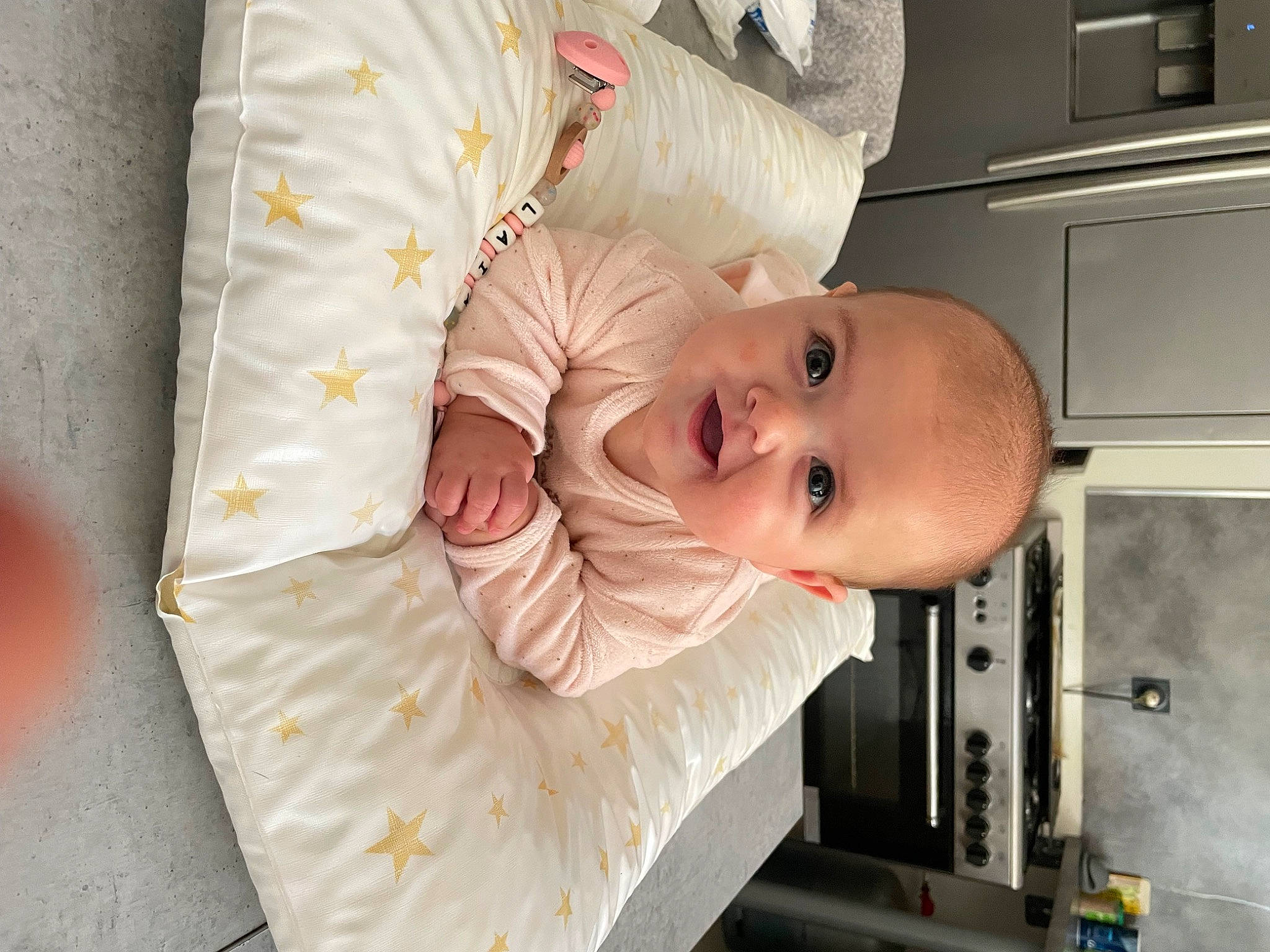 Laïa participe au concours pour gagner de l'argent avec cette photo : baby, baby_products, baby_safety, baby_toddler_clothing, child, comfort, home_appliance, infant_bed, kitchen_appliance, linens, person, room, smile, toddler