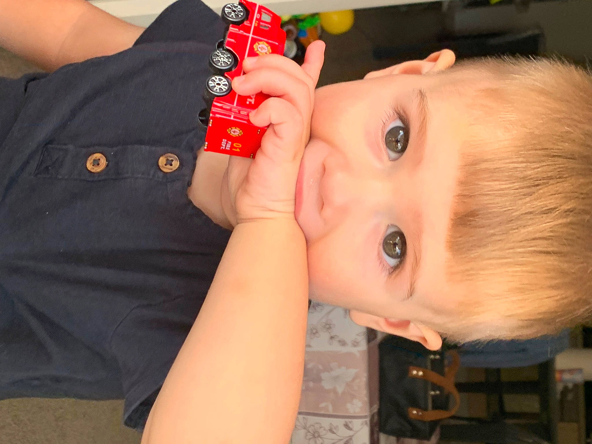 Nëlyo a rejoint le concours — aidez-le/la à gagner de superbes lots ! cheek, child, ear, elbow, eyelash, finger, gesture, happy, iris, lip, lipstick, mouth, nail, neck, nose, person, skin, t_shirt, thumb, toddler