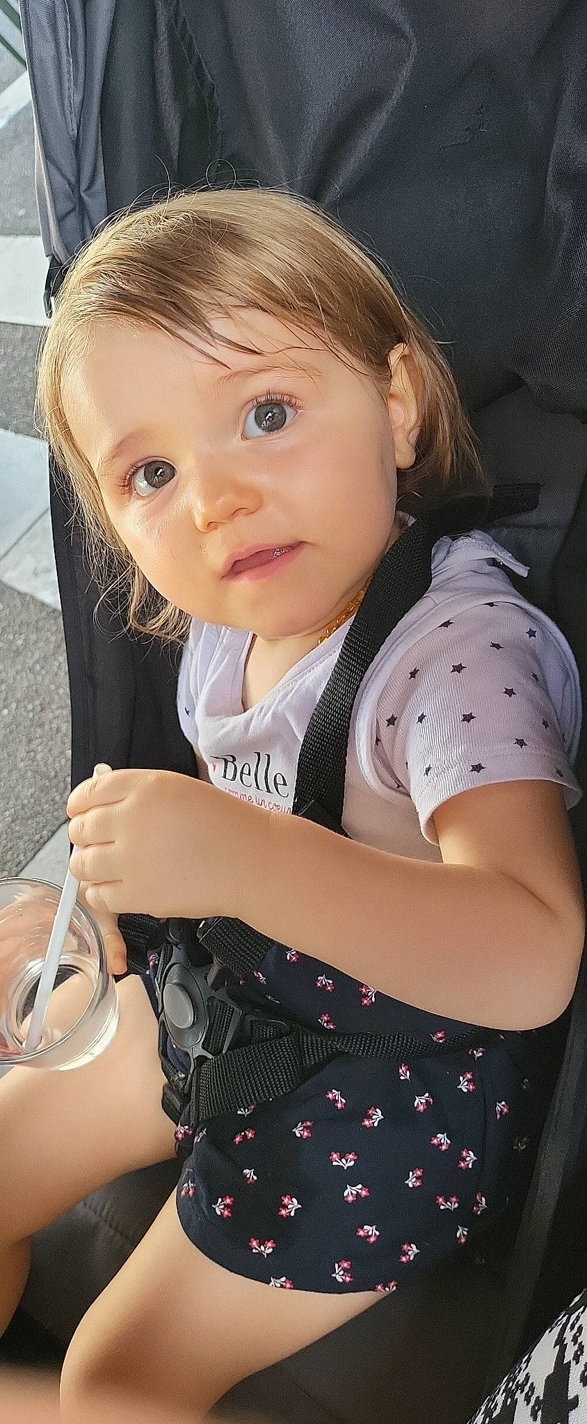 Ylianna participe au concours pour gagner de l'argent avec cette photo : baby, baby_toddler_clothing, blond, brown_hair, cheek, child, elbow, eyelash, finger, gesture, hairstyle, happy, lip, neck, pattern, person, sitting, skin, sleeve, t_shirt