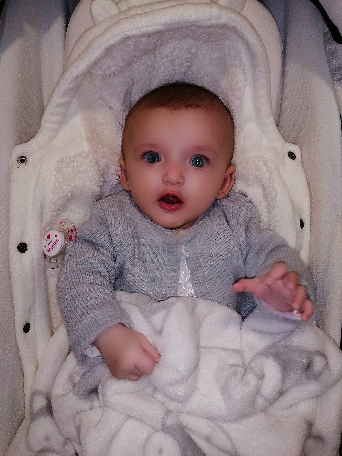 Inaya a rejoint le concours — aidez-le/la à gagner de superbes lots ! baby_toddler_clothing, cheek, chin, comfort, eye, eyebrow, face, facial_expression, head, human, human_body, iris, lip, mouth, nose, outerwear, person, product, skin, surprise