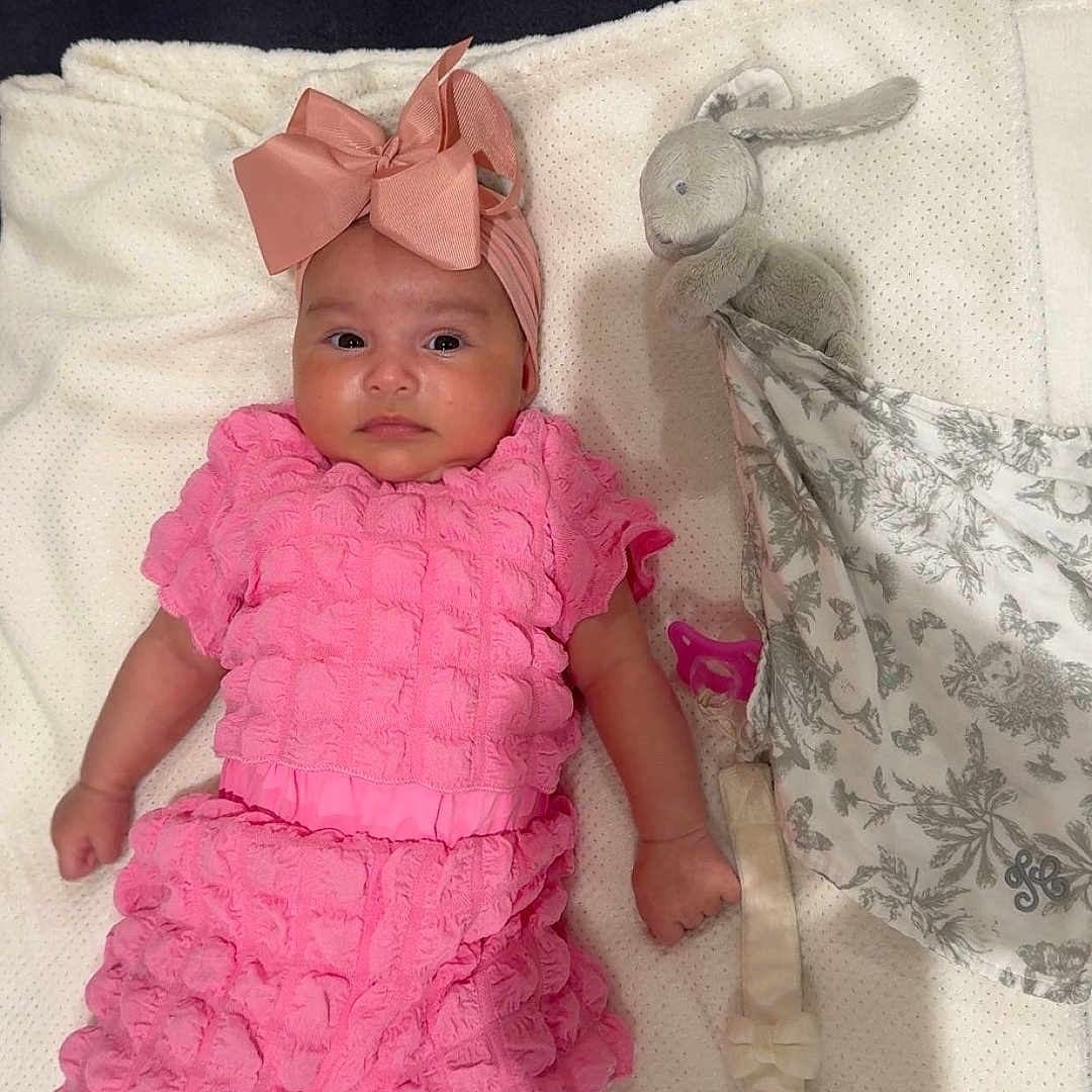 Reyyan a rejoint le concours — aidez-le/la à gagner de superbes lots ! adorable, baby, baby_girl, blanket, bow, bunny, calm, child, cute, headband, indoors, infant, lying_down, newborn, pacifier_clip, pink_clothing, portrait, resting, soft_texture, soft_toy