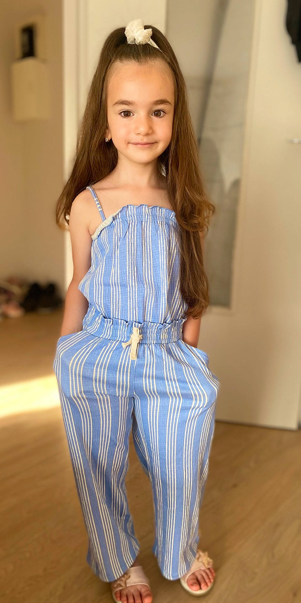 Eva a rejoint le concours — aidez-le/la à gagner de superbes lots ! arm, day_dress, dress, face, gown, hair, head, human_body, joy, leg, neck, one_piece_garment, outerwear, person, skin, sleeve, smile, street_fashion, thigh, trunk