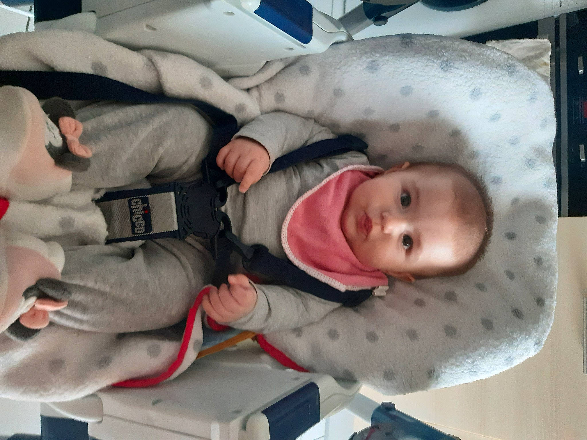 Lou a rejoint le concours — aidez-le/la à gagner de superbes lots ! baby, baby_products, baby_safety, baby_sleeping, baby_toddler_clothing, carmine, cheek, child, comfort, linens, mouth, nap, person, product, room, service, skin, sleep, thumb, toddler