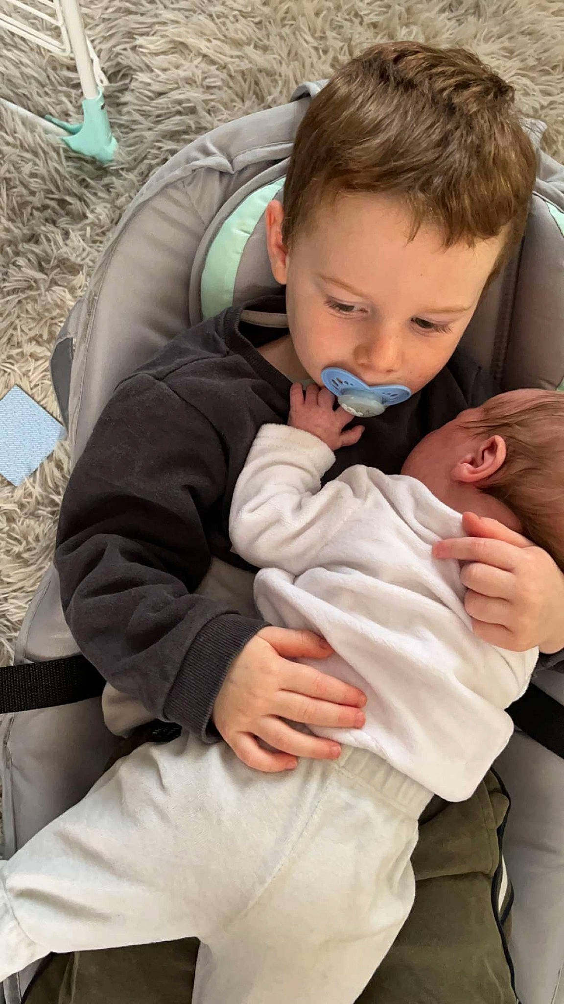 Juliano a rejoint le concours — aidez-le/la à gagner de superbes lots ! baby, baby_products, baby_toddler_clothing, cheek, child, comfort, finger, fun, gesture, grass, hand, happy, hug, joint, lap, leisure, person, sitting, skin, thumb