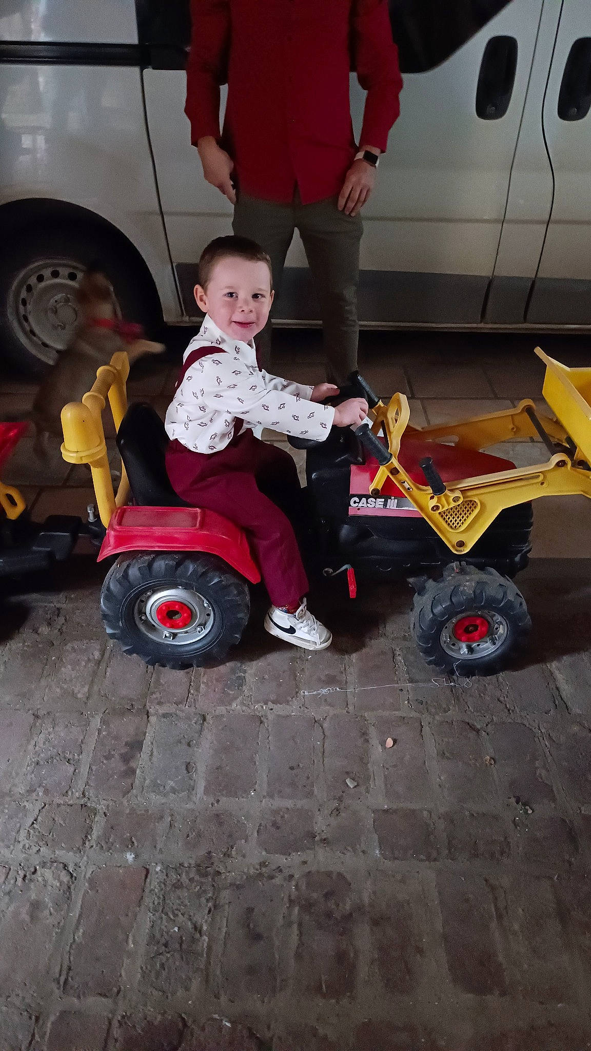 Juliano participe au concours pour gagner de l'argent avec cette photo : aerospace_manufacturer, aircraft, asphalt, auto_part, automotive_design, automotive_exterior, automotive_tire, automotive_wheel_system, bumper, car, fender, joy, motor_vehicle, person, rolling, synthetic_rubber, tire, toddler, tread, vehicle