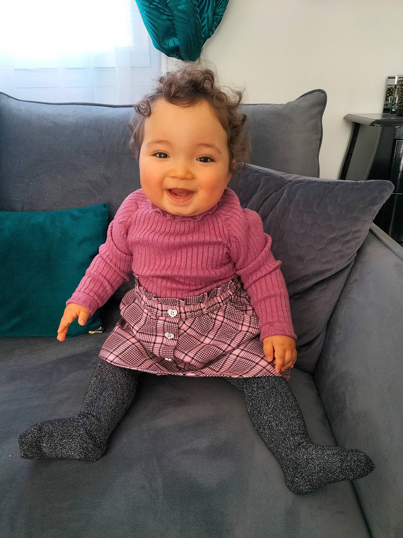 Soraya a rejoint le concours — aidez-le/la à gagner de superbes lots ! blue, comfort, couch, eye, facial_expression, fashion, floor, furniture, hair, hairstyle, happy, head, iris, joy, person, pink, product, purple, skin, sleeve