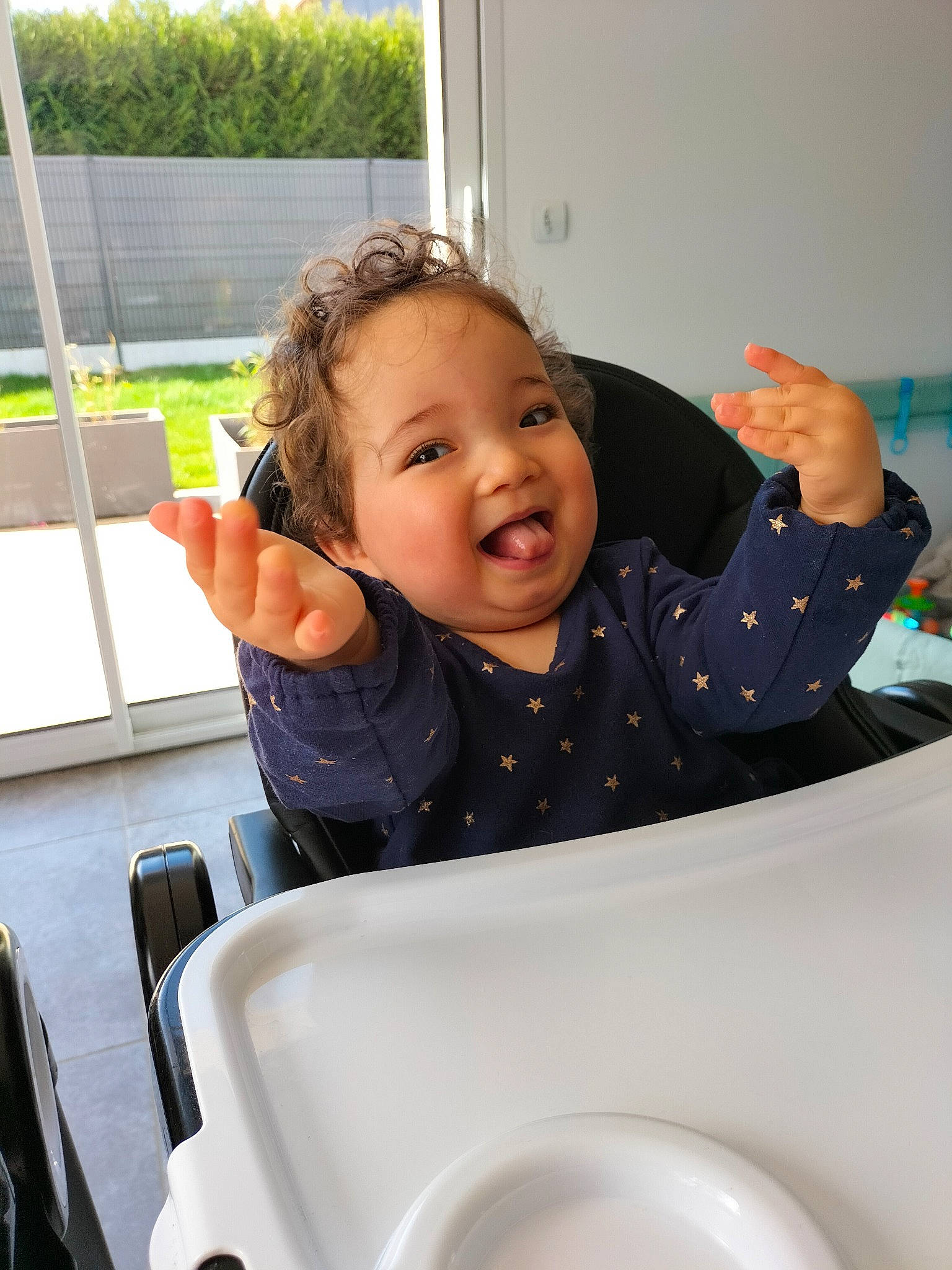 Soraya a rejoint le concours — aidez-le/la à gagner de superbes lots ! arm, baby, baby_toddler_clothing, chair, cheek, child, comfort, facial_expression, finger, fun, hand, happy, leisure, person, plant, sitting, sleeve, smile, t_shirt, table