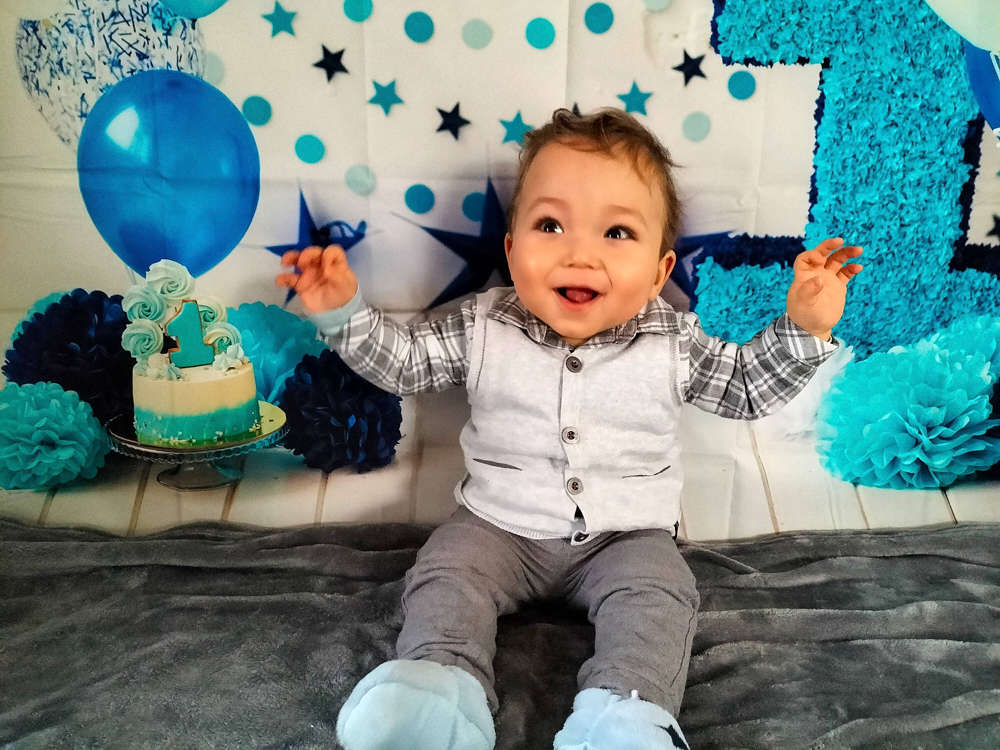 Selyan a rejoint le concours — aidez-le/la à gagner de superbes lots ! baby, baby_toddler_clothing, blue, cake, cake_decorating, cake_decorating_supply, child, dessert, event, flash_photography, green, happy, people, person, pink, sitting, sleeve, smile, sugar_cake, toddler