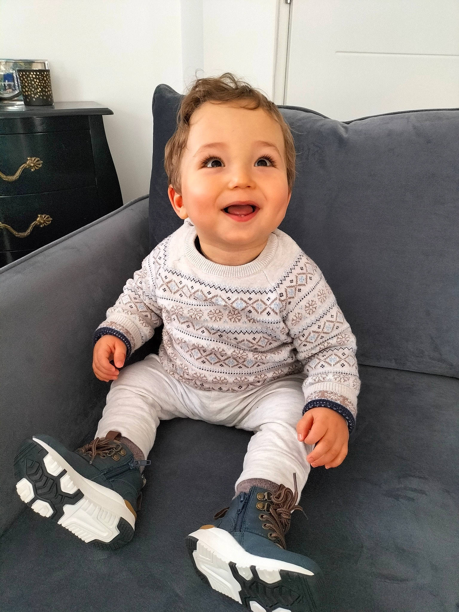 Selyan a rejoint le concours — aidez-le/la à gagner de superbes lots ! arm, baby, baby_toddler_clothing, comfort, couch, flash_photography, floor, flooring, hairstyle, happy, human_leg, joy, knee, neck, person, product, shoe, skin, sleeve, smile