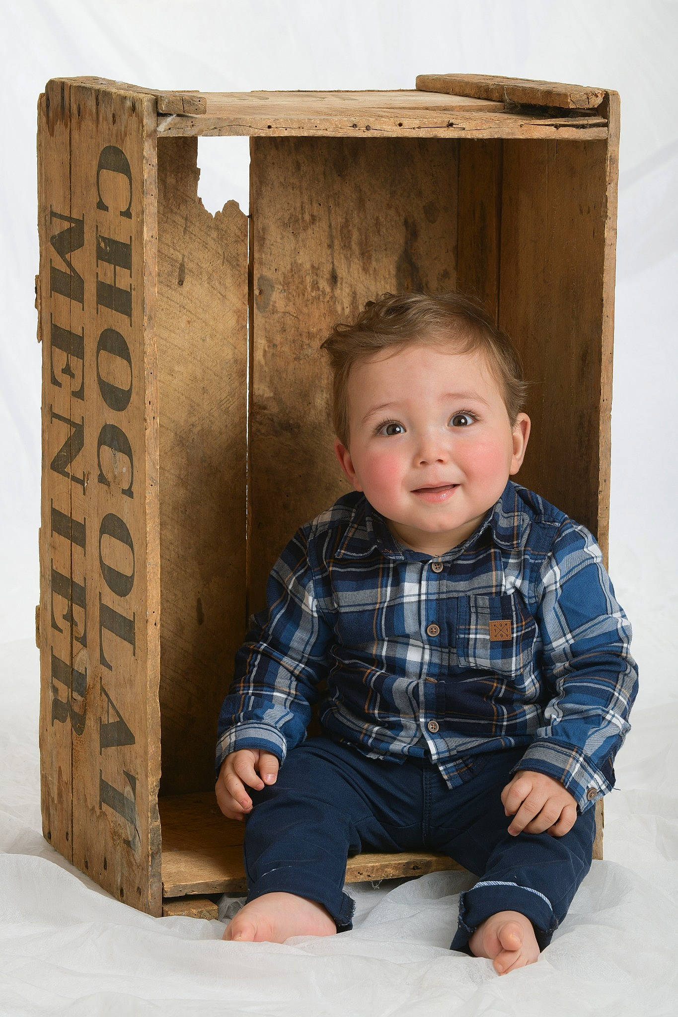 Selyan a rejoint le concours — aidez-le/la à gagner de superbes lots ! baby_toddler_clothing, box, cheek, chin, collar, denim, dress_shirt, electric_blue, flash_photography, happy, joy, person, photograph, plaid, shipping_box, sitting, sleeve, smile, t_shirt, tartan