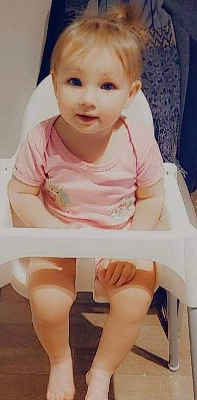 Eleanor a rejoint le concours — aidez-le/la à gagner de superbes lots ! baby, baby_toddler_clothing, blond, cheek, comfort, eyelash, face, happy, human_leg, knee, lip, mouth, neck, person, pink, skin, sleeve, t_shirt, thigh, toddler