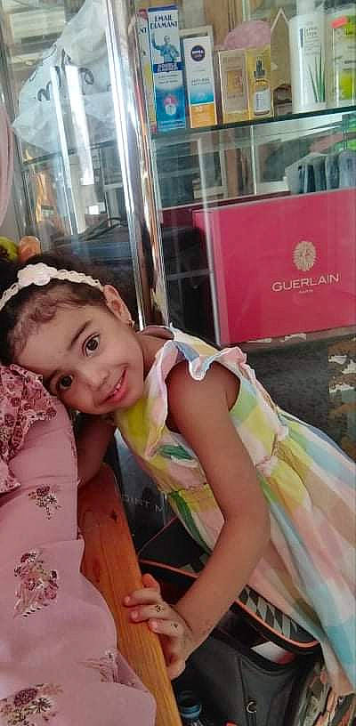 Lyne a rejoint le concours — aidez-le/la à gagner de superbes lots ! bangs, black_hair, brown_hair, child, costume, event, eyelash, fashion_accessory, flesh, fun, hair_coloring, happy, human_leg, joy, leisure, magenta, person, pink, sitting, snapshot