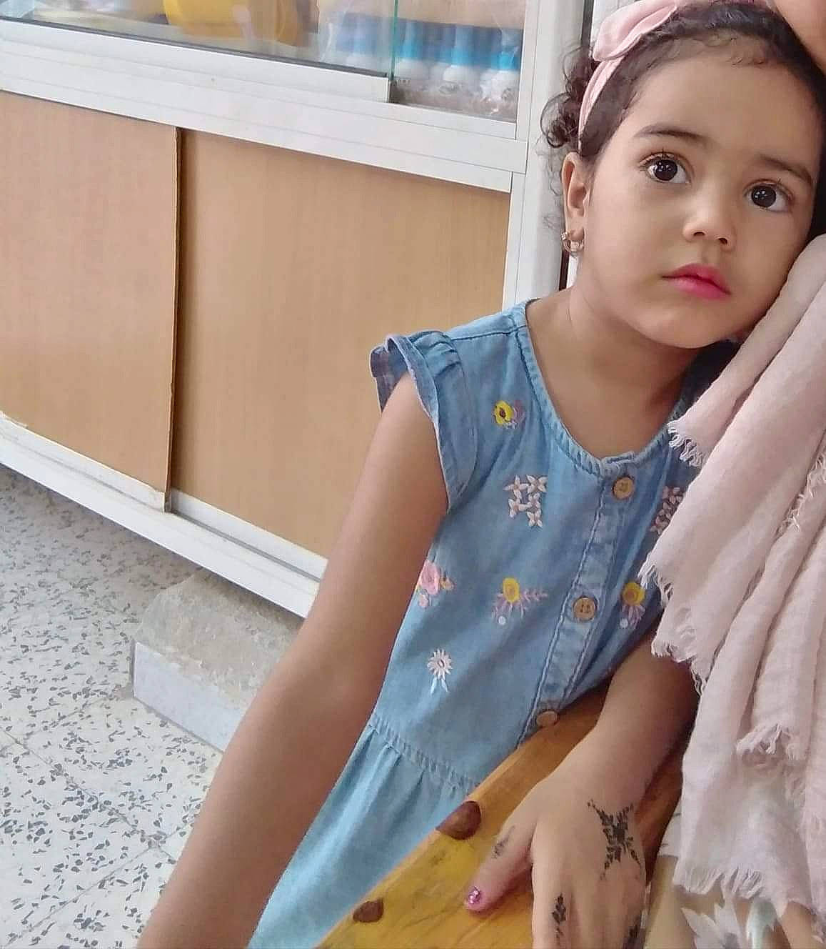 Lyne participe au concours pour gagner de l'argent avec cette photo : baby_toddler_clothing, black_hair, cool, dress, face, fashion_design, happy, head, joint, knee, long_hair, neck, person, shoulder, skin, sleeve, street_fashion, t_shirt, thigh, trunk