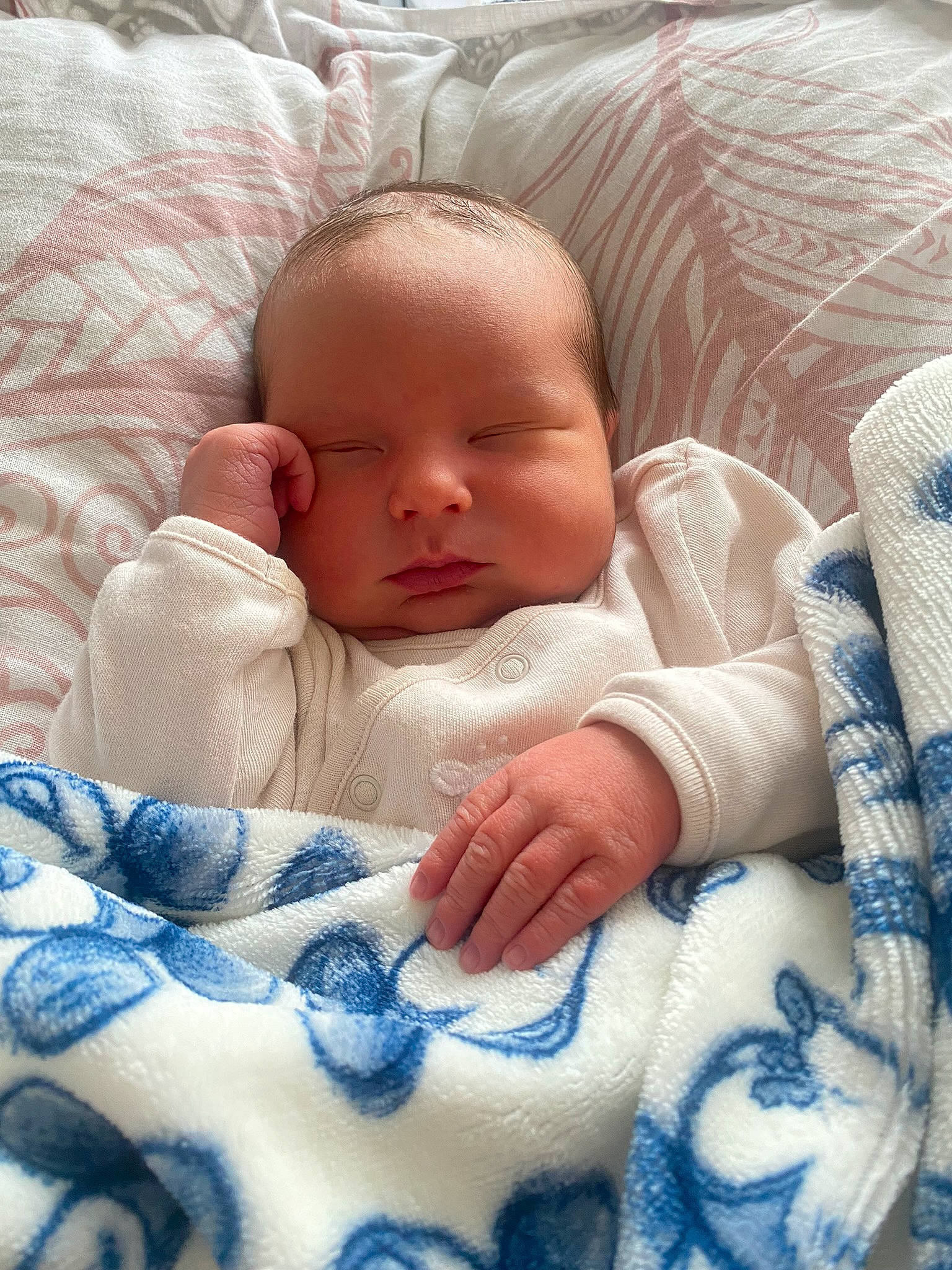 Mattia a rejoint le concours — aidez-le/la à gagner de superbes lots ! baby, baby_products, baby_sleeping, baby_toddler_clothing, bed_sheet, bedding, bedtime, blanket, cheek, child, comfort, linens, nap, pattern, person, room, skin, sleep, sleeve, textile