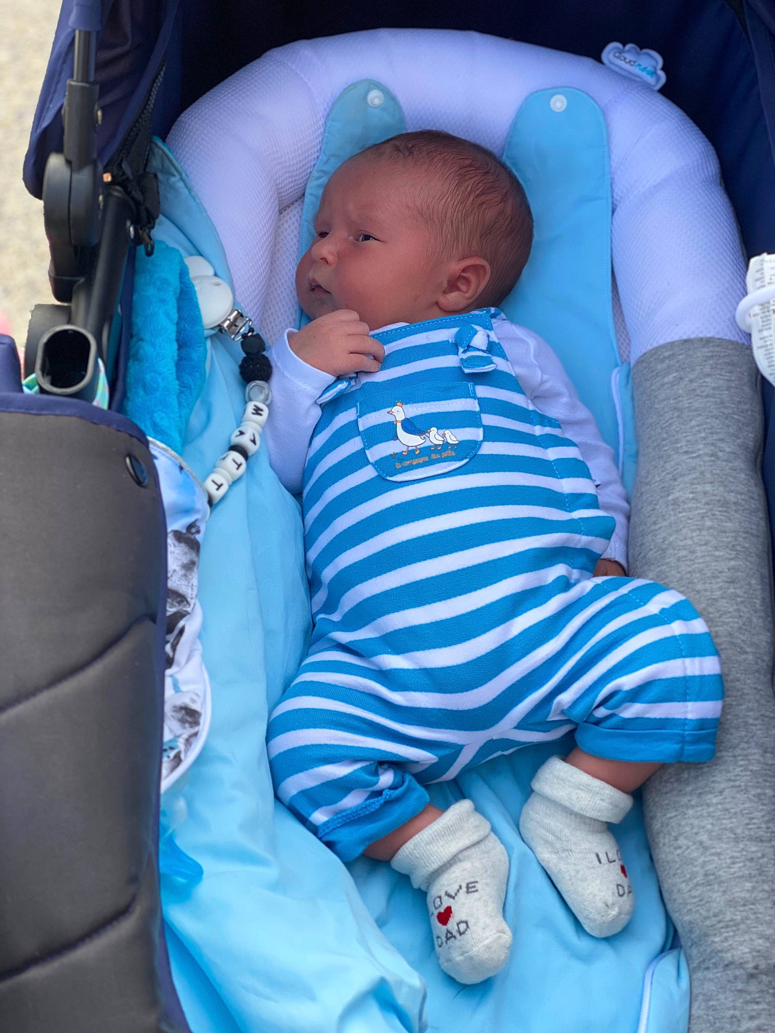 Mattia participe au concours pour gagner de l'argent avec cette photo : azure, baby, baby_carriage, baby_in_car_seat, baby_products, baby_safety, baby_sleeping, baby_toddler_clothing, blue, car_seat, cheek, child, comfort, electric_blue, head, infant_bed, person, product, sitting, skin