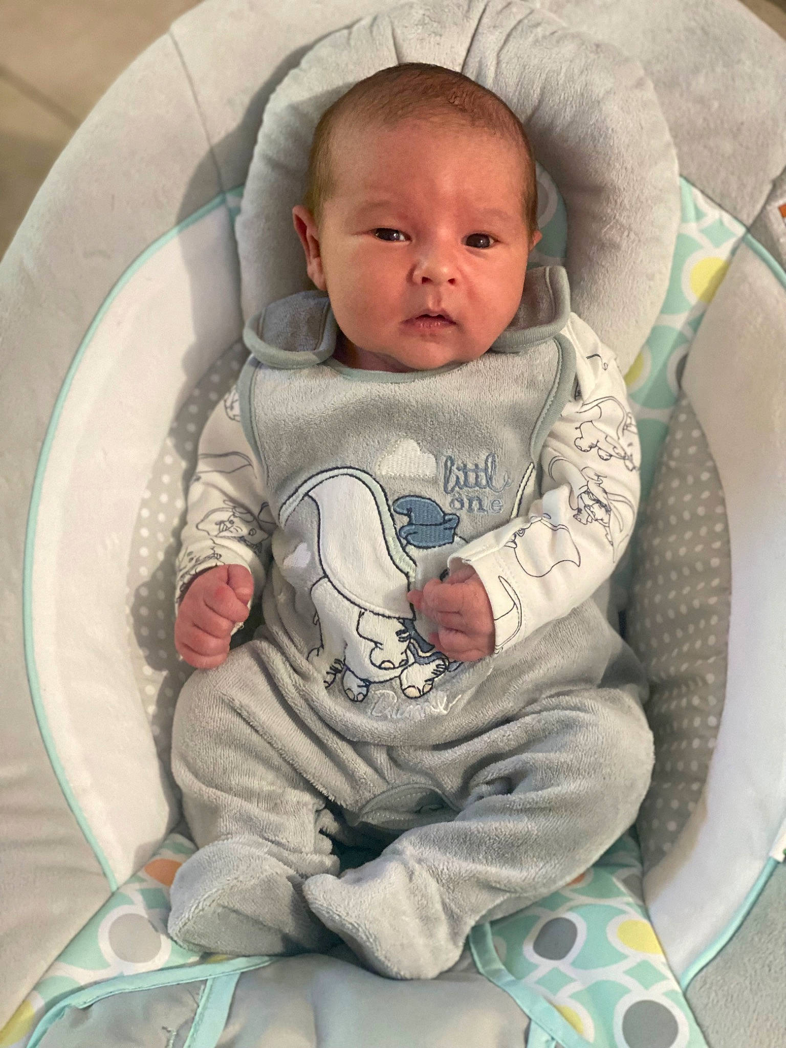 Mattia participe au concours pour gagner de l'argent avec cette photo : baby, baby_products, baby_toddler_clothing, chair, cheek, child, comfort, eye, face, head, human_body, linens, mouth, organ, person, sitting, skin, sleeve, smile, textile