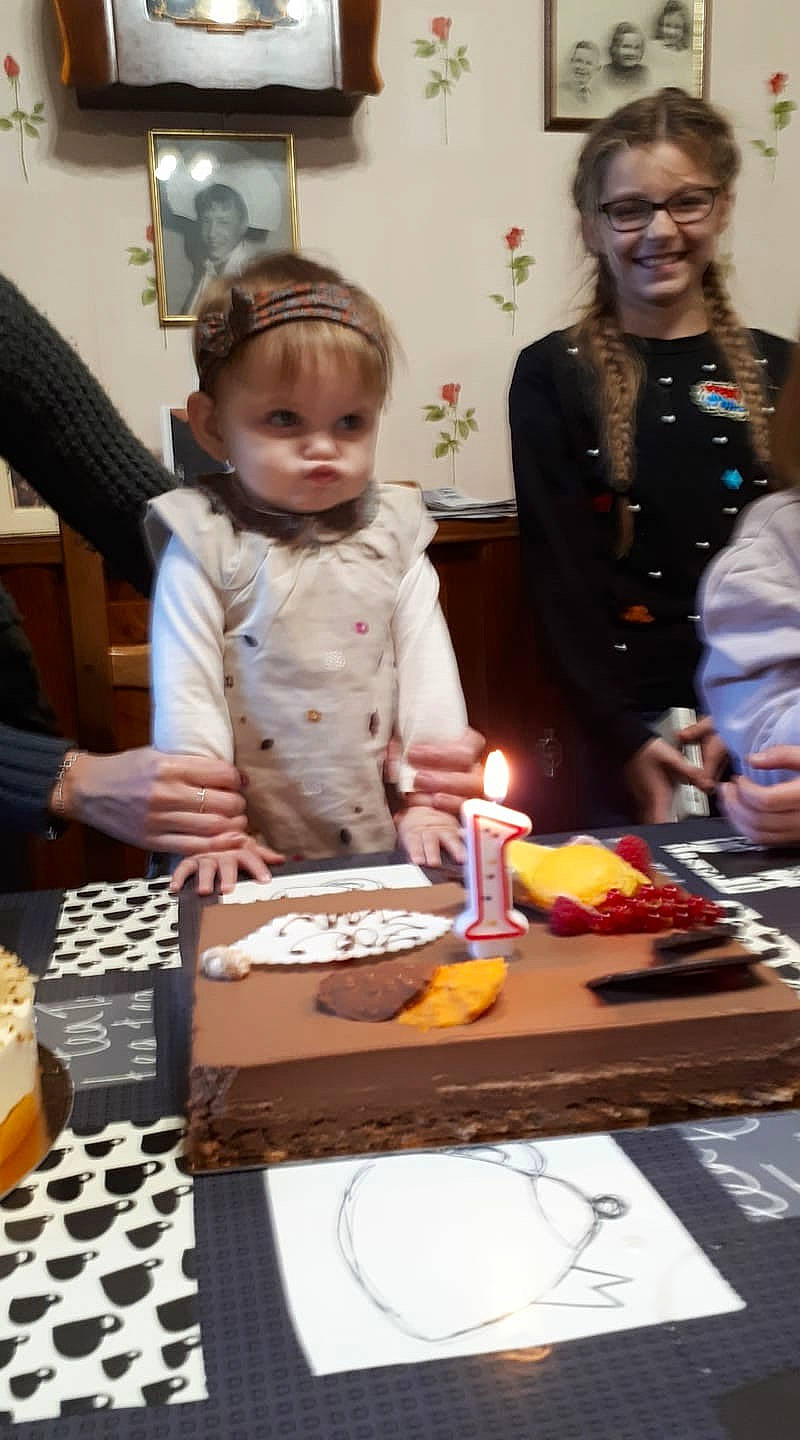 Zoé participe au concours pour gagner de l'argent avec cette photo : baked_goods, baking, brunch, cake, cake_decorating, chocolate_cake, cuisine, dessert, dish, food, joy, meal, person, sweetness, table, taste, torte