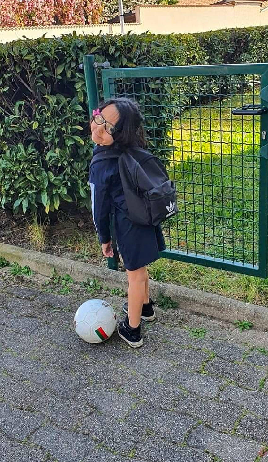 Selma participe au concours pour gagner de l'argent avec cette photo : ball, footwear, jacket, joy, leg, net, outerwear, person, shoe, snapshot, soccer_ball