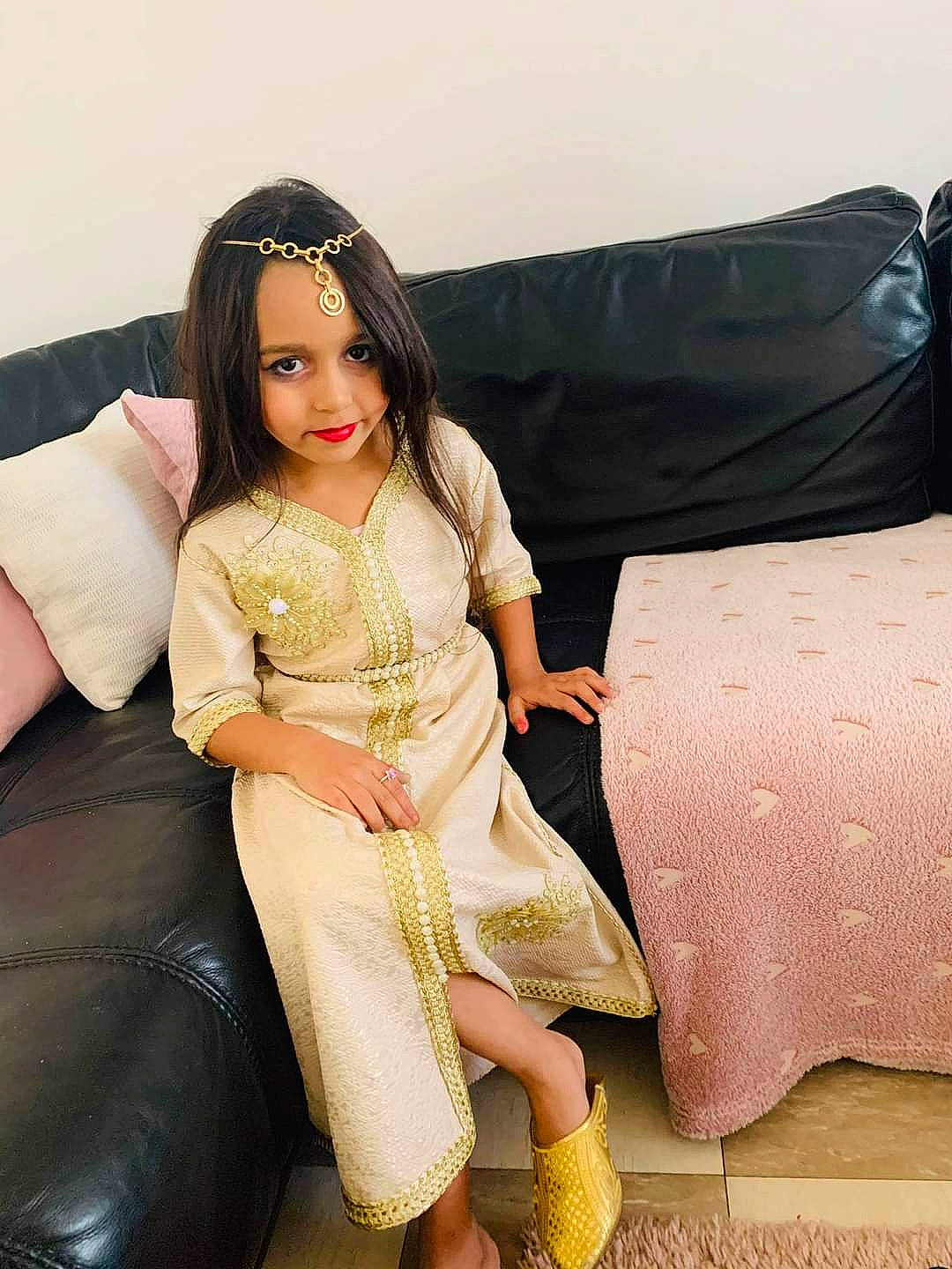 Selma participe au concours pour gagner de l'argent avec cette photo : beauty, beige, black_hair, brown_hair, clothing, couch, dress, fashion_design, fawn, furniture, hairstyle, joy, leg, long_hair, person, photo_shoot, pink, satin, sitting, thigh