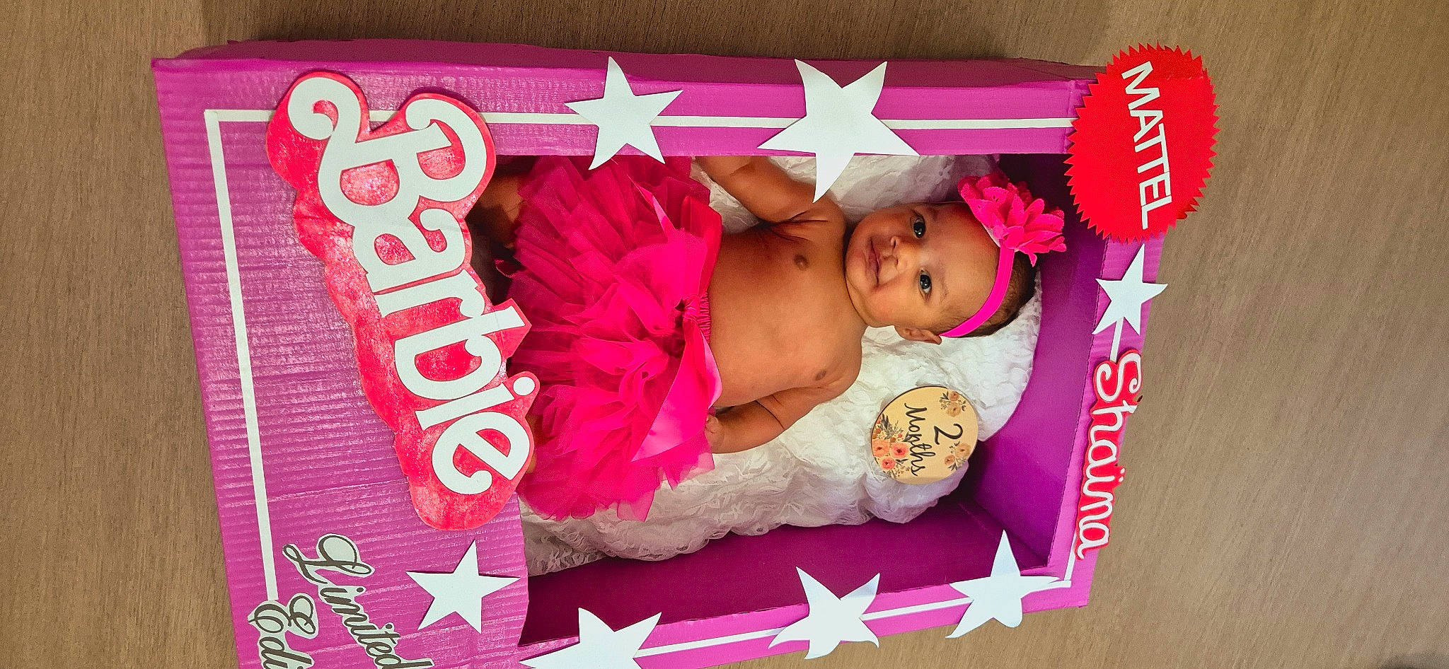 Shaïna a rejoint le concours — aidez-le/la à gagner de superbes lots ! baby, baby_products, baby_sleeping, baby_toddler_clothing, bed, bedtime, child, comfort, eyelash, fashion_accessory, font, happy, headwear, linens, magenta, pattern, person, pink, publication, room